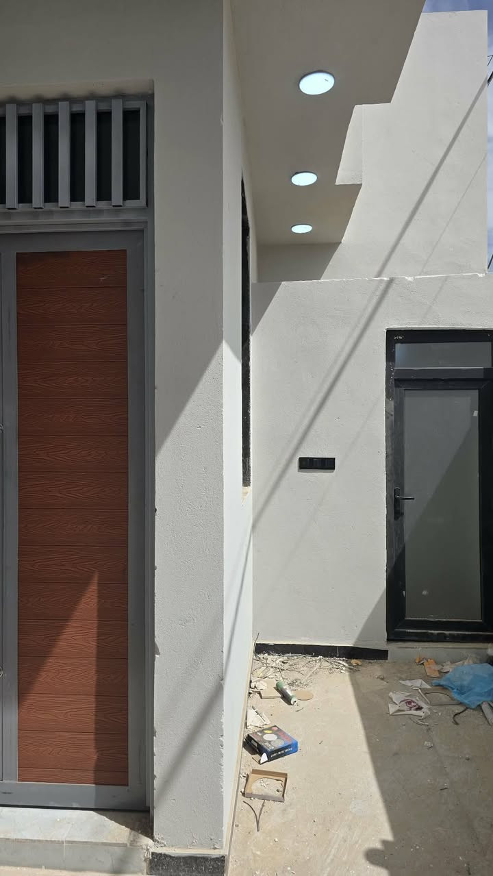 🏡 2 بيوت للبيع_بناء حديث
الديوانية / مجمع توحيد العفلوكي طريق السنيه السياحي وره سكة القطار شارع المركز ب البداية بعد 50 متر عن الشارع . 
🔸طابو زراعي سند 25  . 
المساحة 135م² – طابق واحد
🔹 2 غرفه نوم + استقبال + صالة
🔹 3 صحيات
🔹 مطبخ
🔻 ملاحظة : لا نعمل بالاقساط 
📞 للاستفسار: [***********]
🔸السعر : 85
