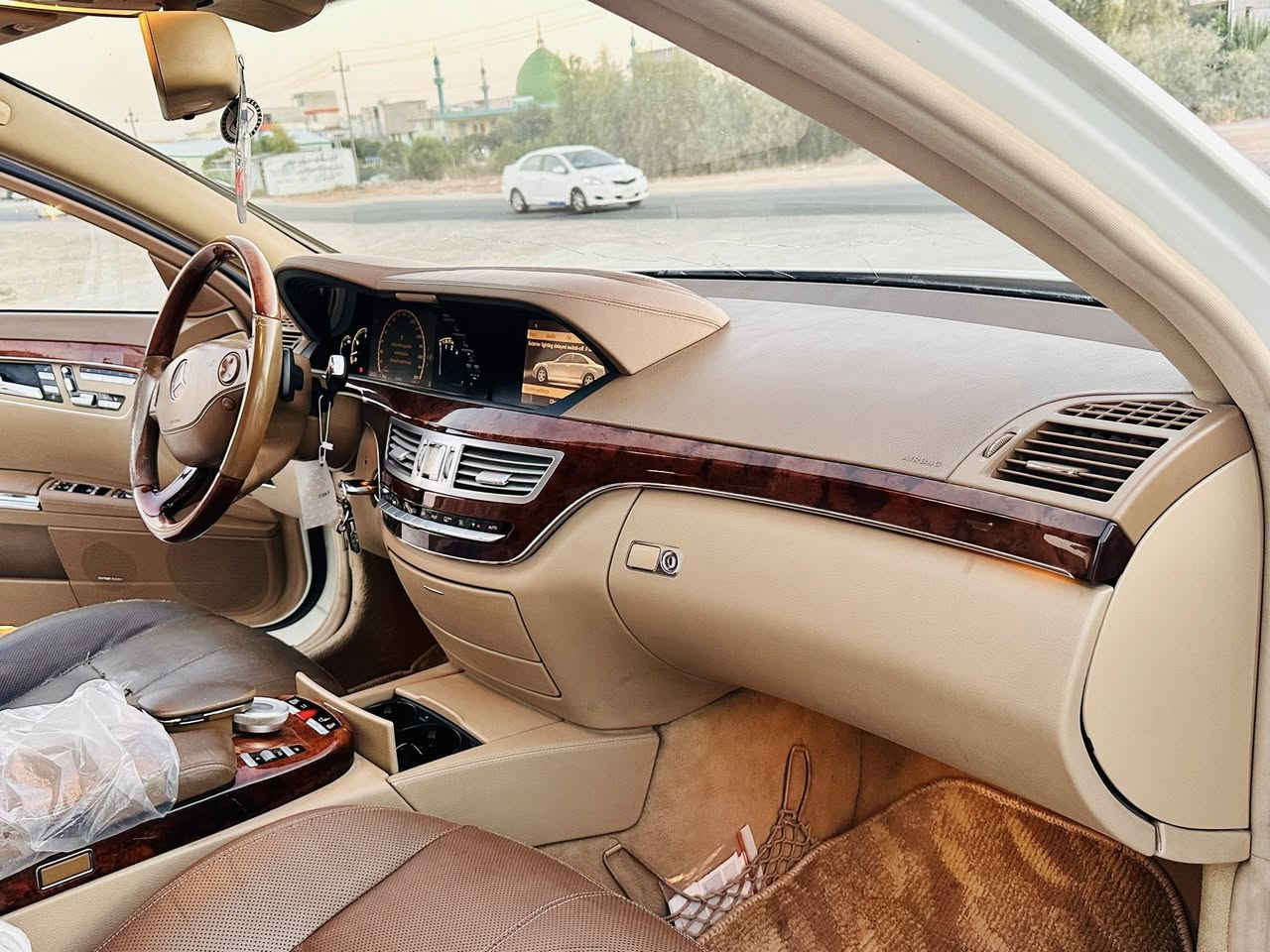 مارسيدس ساغ بي براوة بي موس
موديل ٢٠٠٩ AMGبيلاد V8گيج ٣٢٠ 
كامل گوراوة بة ٢٠١٣ 
سةيارةكة بي دة عم و ليدراوة هةموگياني لةسةر بيلاد ماوةتةوة گيرو مةكينةي بةشةرتي فيتةر نةكراوةتةوة پيش و دواي چوپةكان كارةباي و تةبريت بةشةرت هيج خةلةلي تيانية سةيارةكة مالي خومة كودي بوكراوة مواسةفاتي زورة بوية باسم نةكردوة شوين چةمچةمال 
***********
***********
سعر ٨٨$
