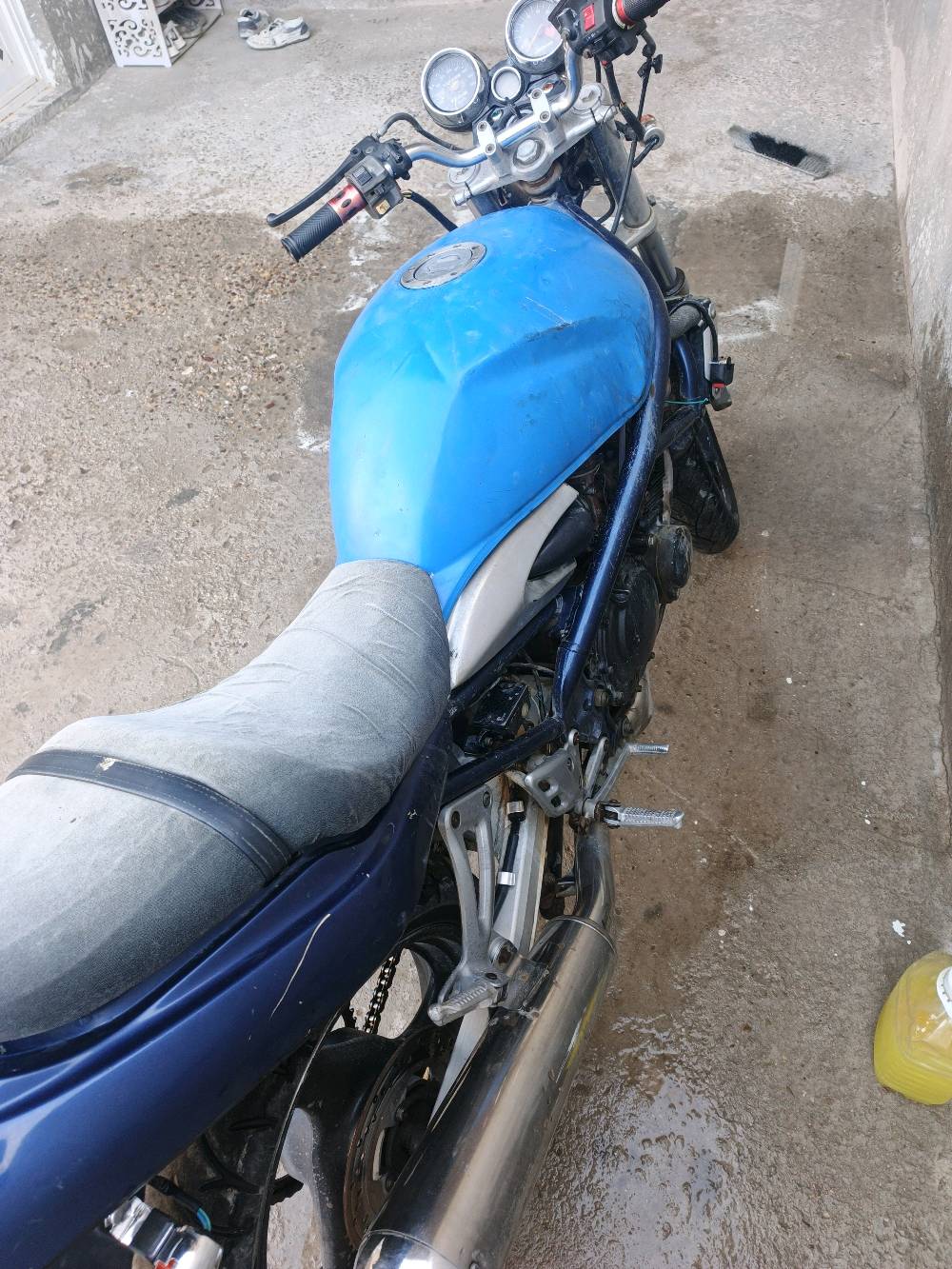 بطح باندة كرستال.ربع...مو عادي كرستال.. 
الدراجة فول ترتيب. . تخم كهربائيات. باتري جديد. 
ضفيرة حلوة. تانكي نضيف من داخل. كابريتر صافية 
.. بس رنكات تعبانات دراجة شغاله. بس رنكات وترجع فول.. ولان متوازي اريد ابيع والله.  ٤٠٠. قفل يعني تبيعهة تفصيخ تربح بيهة بس لان متوازي..