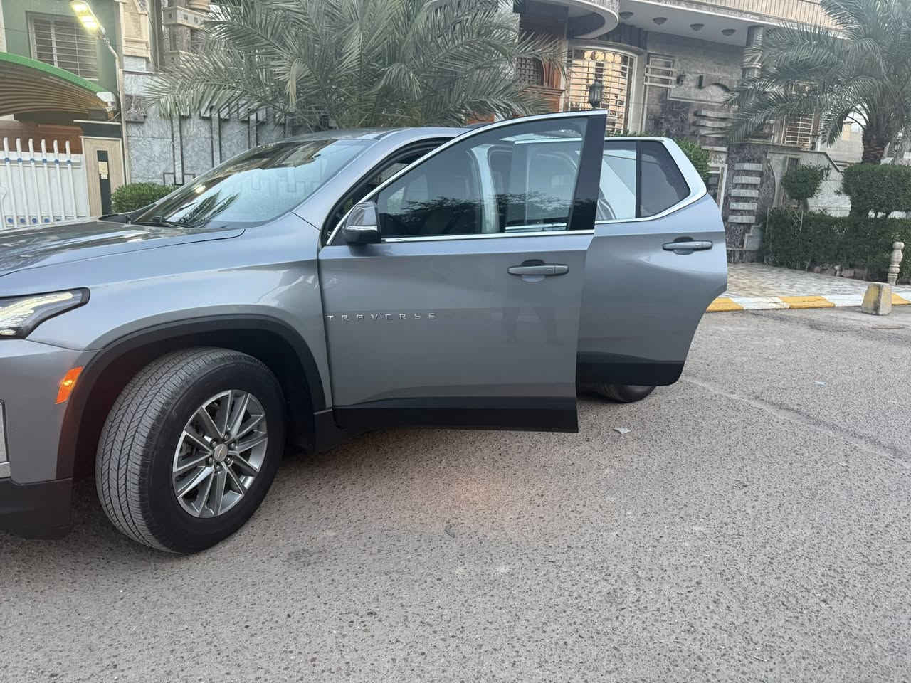 للبيع ترافرس 
2023 LT
بصمه اربع أبواب
جنطة كهرباء 
تبريد 3 قطع 
شاشة قاصة  حجم كبير 
7 راكب سياحي 
نظام مانع تصادم 
نظام تحديد المسار 
سايد بريك كهرباء 
كشنات جلد اسود 
داخل اسود 
كشنات الصدر كهرباء 
تدفئة كشنات الصدر 
تدفئة ستيرن 
6 سلندر 3600ماشي 30الف
ضرر السياره  موضح بالصور 
السيارة كاملة من 
كل النواحي بدون اعطال 
مكان السيارة بغداد
السعر265💵وبيها مجال بسيط  رقم ***********
