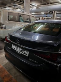 للبيع بسعر مناسب جداً  لكزس 2023 300es ماشية 39٫000 km السيارة كلين تا...