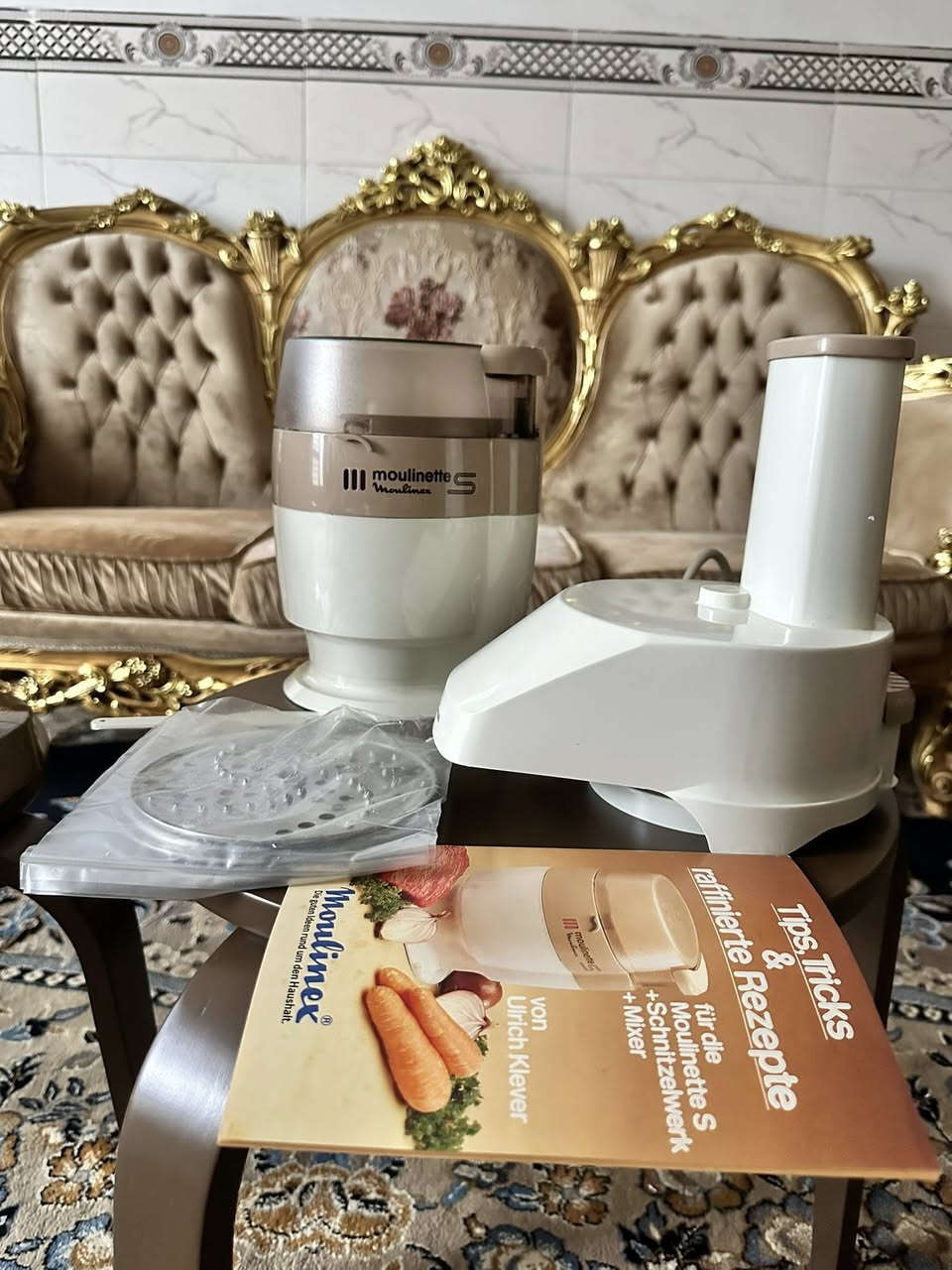 محظرة طعام مع خلاط: Moulinexصناعة فرنسي 
الميزات الرئيسية: محرك فائق بقوة 750 واط مع آلة تقطيع ومكسر جديد غير مستخدم وكما واضح بالصور.
الوظائف الموضحة 
 (ثرم اللحم)
(تبشير)
(برش)
(طحن)
(تقطيع)
(تقطيع إلى شرائح رفيعة)
(مزج+خلط)
من يرغب بالشراء يرجى مراسلة الصفحة وسنرد عليكم باقرب وقت ومن يرغب بالاتصال سيظهر الرقم عند مراسلة الصفحة


**إذا كنت صاحب هذا الإعلان وتريد حذفه لأي سبب، رجاءا أرسل رسالة إلى الدعم الفني**