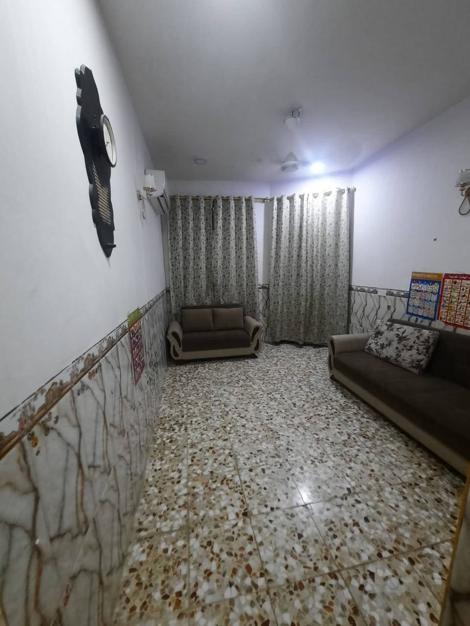 بيت طابو صرف للبيع ١٠٠ متر (الواجهة ٥م والنزال ٢٠ م) . طابقين قرب مدرسة الأكرمين الابتدائية.
الطابق الأول يحتوي على
 غرفة نوم
صالة
 مجمع صحيات داخلية
 صحيات خارجية
 مطبخ
هول
الطابق الثاني
غرفة نوم
هول كبير
مجمع صحيات
  للاستفسار الاتصال على الرقم ***********
