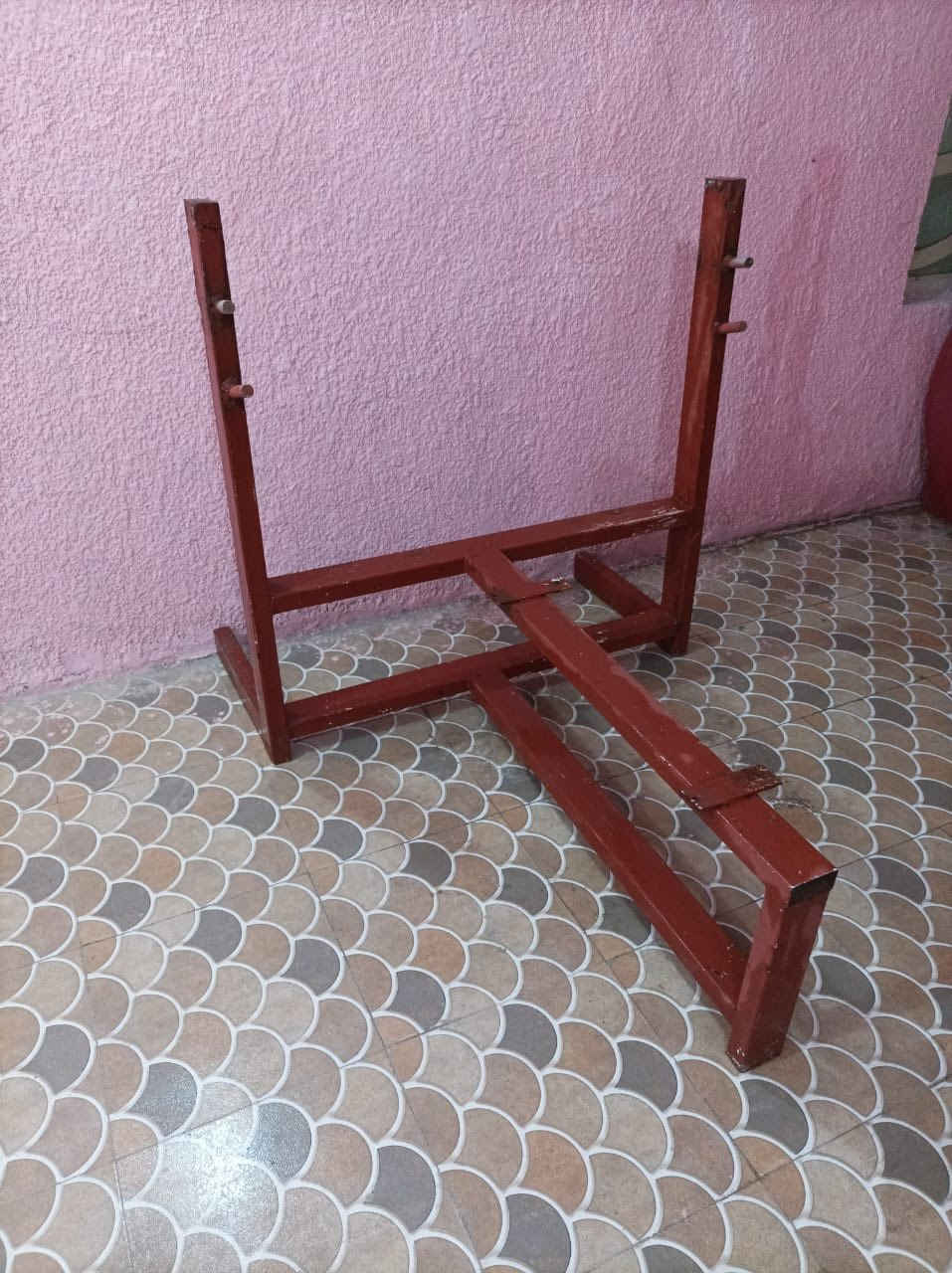 ستاند بنج برس حديد قوي جداً للبيع
التفاصيل:

‎للبيع مسند (ستاند) تمارين بنج برس شغل حدادة درجة أولى وثقيل جداً (مو مثل الجاهز الخفيف).

• الحالة: مستعمل ونظيف حديد قوي يتحمل أوزان ثقيلة.

• المميزات: يحتوي على مستويين للتحكم بارتفاع البار وقاعدة ثابتة تمنع الاهتزاز أثناء التمرين.

• الاستخدام: مثالي للجيم المنزلي (Home Gym) لتمارين الصدر والأكتاف.

السعر: [60ألف] (وقابل للتفاوض البسيط)
الموقع: [بابل-الحله]
للتواصل: [*********** أو اطلب مراسلة الخاص]
