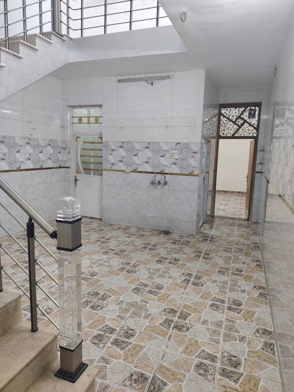 السلام عليكم بيت للإيجار منطقة ام الكبر من جهت الصورة اول فرع بيت نضيف ما ناقصه شي طابقين الإيجار ٥٠٠
***********
