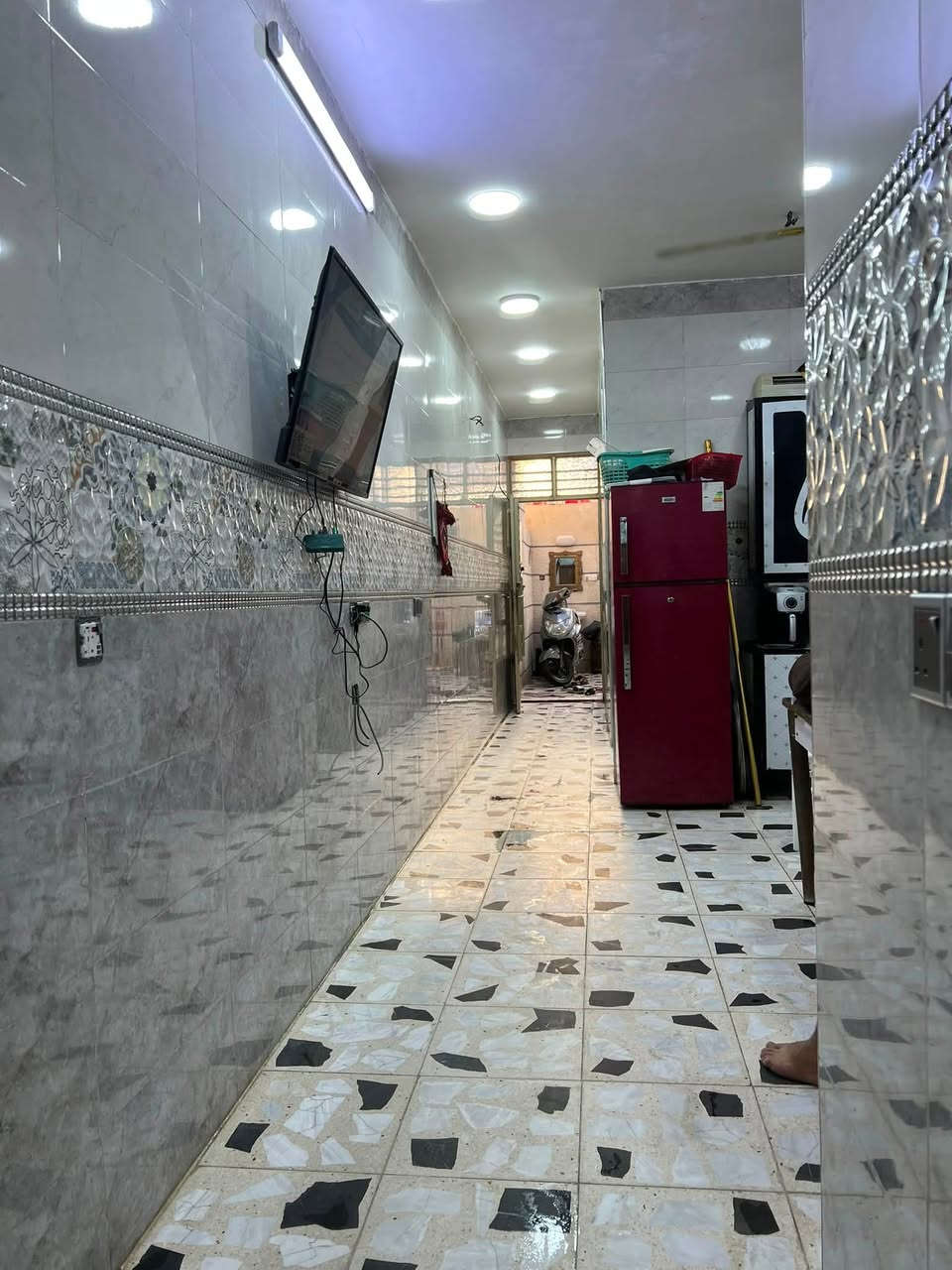 السلام عليكم ورحمة الله وبركاته 
 

عندي بيت البيع  100متر الواجه 5/ ونزال 20  

زراعي قرار 25 / 

طابق واحد /                                               

السريدات  الجديده مربع الثالث / 

وره السكله مال ضياء الباوي ثالث فرع  / البيت 

متكون من مدخلين طرمه جبيره ترك جبير غرفه نوم  

صحيات عدد / 2   والبيت بي بابين مال  شارع 

يعني يصير الطابق الثاني معزول مابي درج 

داخلي البيت كامل مثل مواضح بلصور  بناء 

البيت نهايت 2023 بعده جديد 

رقمي *********** وتساب بي
