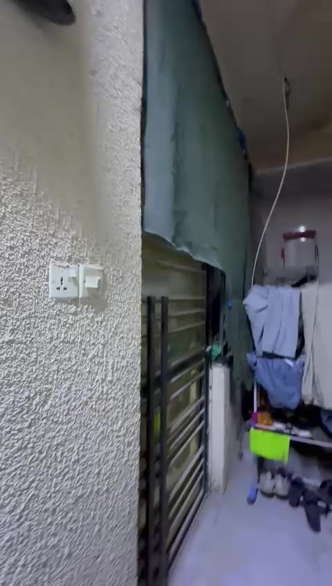 دار للبيع المساحه 100م الوجهيه 8م والنزال 13م طابقين الطابق الثاني معزول طابو زراعي  سند 25 قرار محكمة حي الاخلاص خلف الفيزا التركية حولي ابو مهدي المهندس الاستفسار على الارقام التاليه ***********
***********
