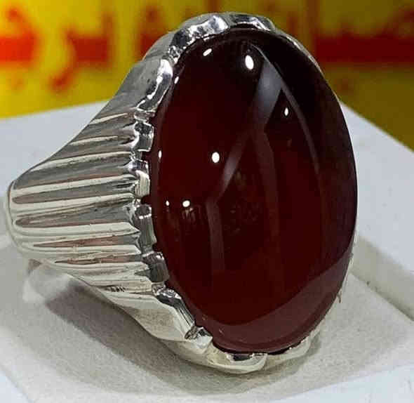 تحفة نادره من العقيق اليماني الطبيعي الأحمر المزعفر بصياغة البحرين الثقيله حجم الحجر ٣ سانتيم الاربع مقاس الخاتم ٢٤ يوجد توصيل لجميع محافظات العراق ***********استفسار أو اتصال واتساب
