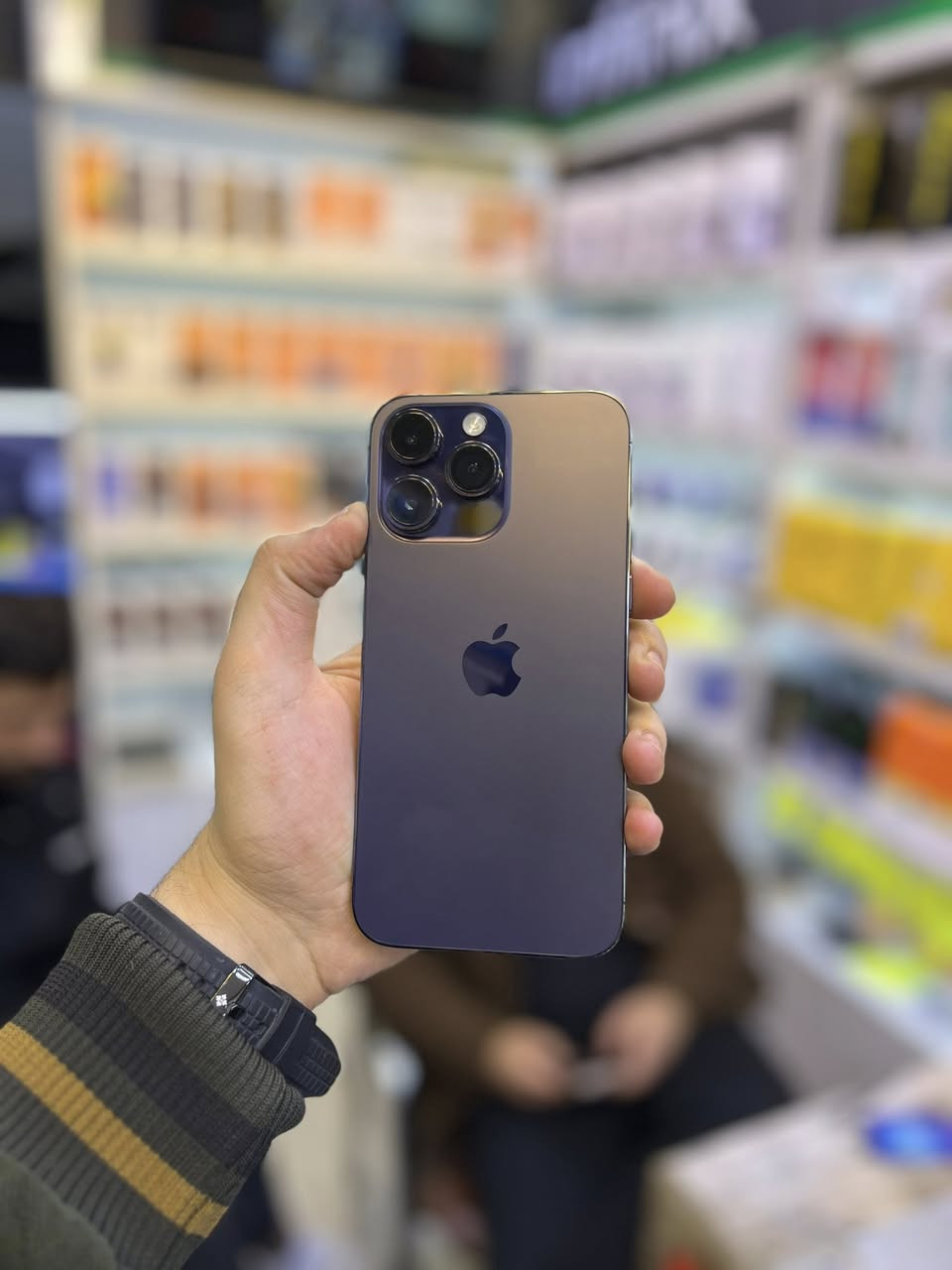 آيفون ١٤ بروماكس📱 ( ايسم ) ذاكرته ٢٥٦ و بطاريته ٩٣٪؜ ملحقاته كاملة مع ضمان خمس ايام✅نظافه الجهاز ✅✅
السعر 🔥 ٧٢٥ ألف 
العنوان بغداد / البياع / شارع عشرين / قرب قاهر الاسعار
للاستفسار على الرقم ***********
