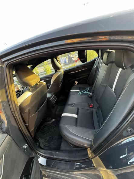 السلام عليكم
النوع : تيوتا كامري 
الموديل : 2025 
عداد المسافه : 12000 km 
فئه : SE 
وارد امريكي 
معروفه مواصفات الــ SE
حادثها الجاملغ الامامي الايمن ول بنيد وجاملغين الخلفيين
وجنطه هذا حادثها من امريكه وانضرب بيها باب بالعراق ابيع السياره احزام 
مكان السياره بغداد حي الجامعه 
السعر : 189$ قابل للتفاوض 
صور الحادث عبر الواتساب 
للتواصل الاتصال عبر الرقم او مراسله عبر الواتساب 
رقم الهاتف : ***********
