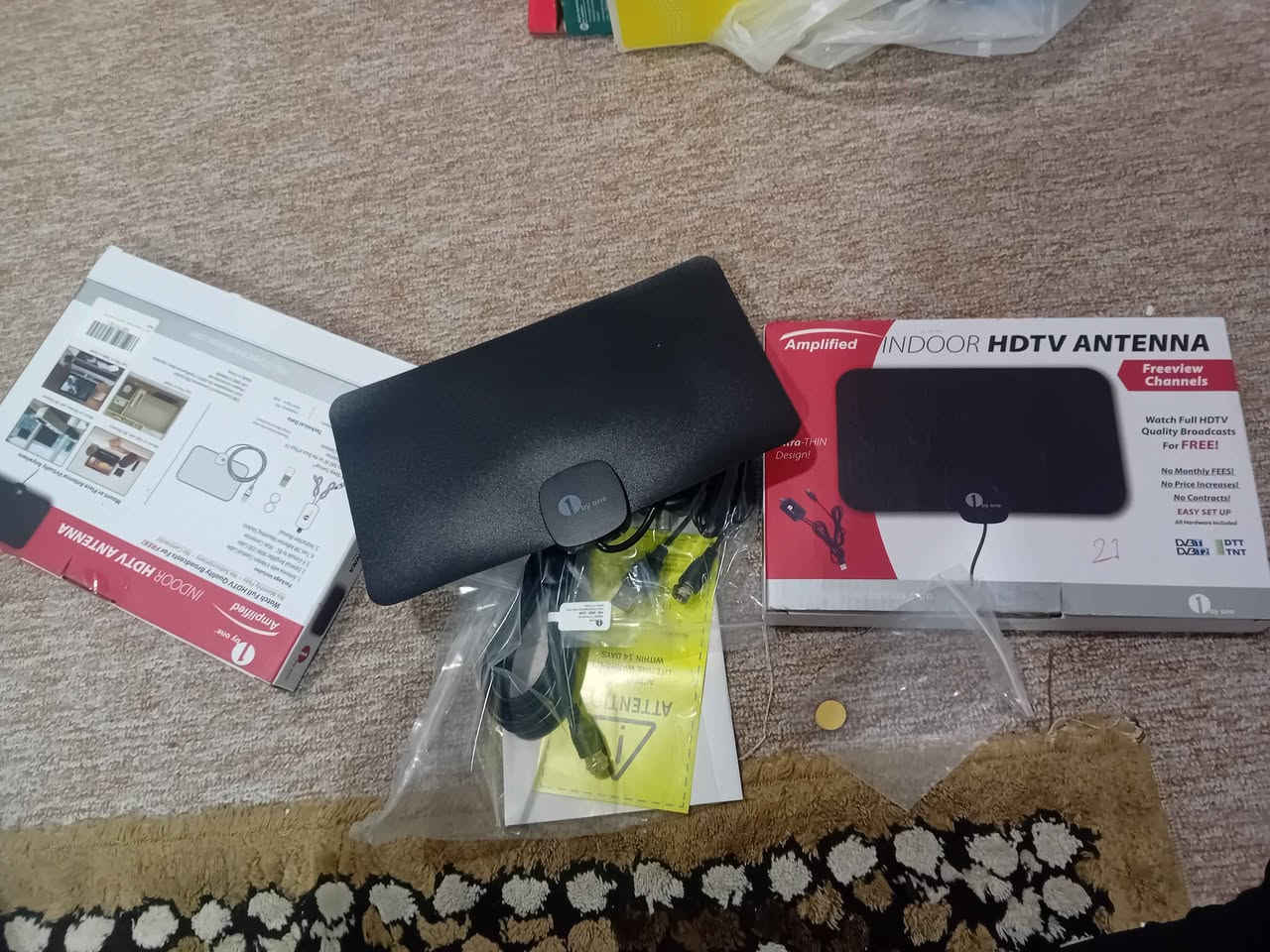 هذه الصور (459.jpg و 460.jpg) تظهر هوائي تلفزيون داخلي عالي الدقة (Indoor HDTV Antenna) من العلامة التجارية "1 by one".
​إليك بعض المعلومات حول هذا الجهاز:
​الوظيفة: يستخدم لاستقبال قنوات البث التلفزيوني بجودة عالية (HDTV) مجانًا دون الحاجة إلى اشتراكات شهرية أو عقود.
​التصميم: يتميز بتصميم نحيف جداً (Ultra-Thin) ليسهل وضعه في أي مكان داخل المنزل.
​المميزات التقنية:
​يأتي بنظام "مضخم" (Amplified) لتحسين استقبال الإشارة.
​يدعم أنظمة البث الرقمي DVB-T و DVB-T2.
​يتضمن جميع الأجهزة والملحقات اللازمة للتركيب السهل موصل, نينوى


**إذا كنت صاحب هذا الإعلان وتريد حذفه لأي سبب، رجاءا أرسل رسالة إلى الدعم الفني**