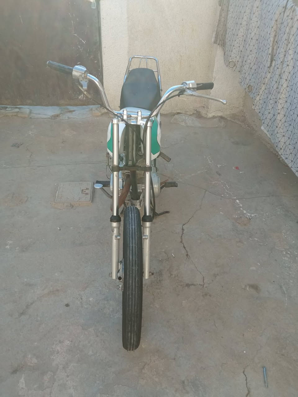 سلام عليكم دراجه ارشه شاصي تايكر اوراق سكنر موديل 18 دراجه خير من الله لا تبخير ولا تنضح دهن  وياله وتايرات وكشن كله جديد  السعر 300وبيها مجال  قليل  عنواني حله ابو عجاج قرب المحكمه الجديده  للاتصال واتساب (***********)
