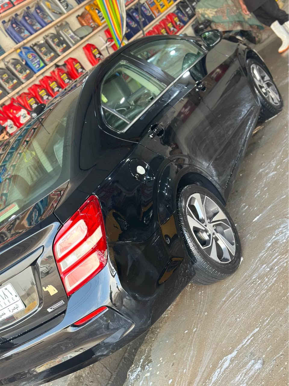 عدنا اليوم سيارة جوة الشدة وهاي التفاصيل .. 
1- موديل 19 
2 رقم بصرة تحويل بشرط .
3- كير تمام المكينة بيها صوت فقط لاتنقص ولا شيء . 
4- السيارة وارد امريكي فقط بنيد صبغ شرط بدون دواخل  والباقي كفالة من الضربة والصبغ .
5- اعلى فئة فول مواصفات ( برايمر ) . 
6- مكانها الزبير .
7- السعر ( 92 ) ورقة ومجال جداً بسيط . 
8- للأستفسار ( ***********) .. الزبير, البصرة
