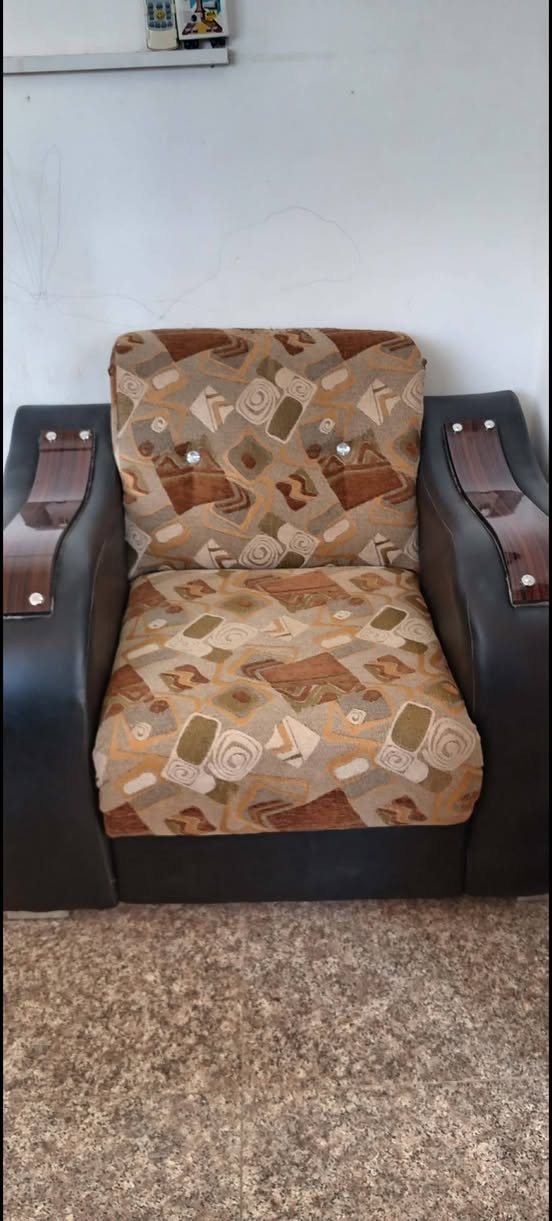 اغراض بيت كلمن وسعره سبب نقل مكان اخر مكاني محاويل ناحية الإمام
ملحقات غرفه صاج خشب كلمن وسعره
ديوان ب ١٧٥ وبي مجااااال 
 تخم اخو الجديد  نضيف كلش شغل عراقي تفصال قنفات ٢ كبار - وحده وصطيه -٢ كراسي  ٣٠٠ب وبي مجااااال
***********
