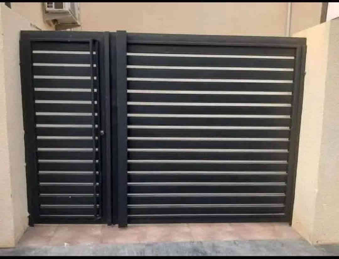 السلام عليكم 
حداد جوال تصليحات الأبواب الخارجيه والداخليه والسقائف ومحجر الدرج تغليف زجاجي مناور والسقائف بنواعها داخل بابل مستعدون لعمل جميع انواع الحدادة 
ابواب شبابيك قمريات جينكو كيسبان سندويج محجرات دروجة كابون 
برودكس واجهات درج طوارء 
اتصل او راسلني على الوات ساب  
*********** حلة, بابل
