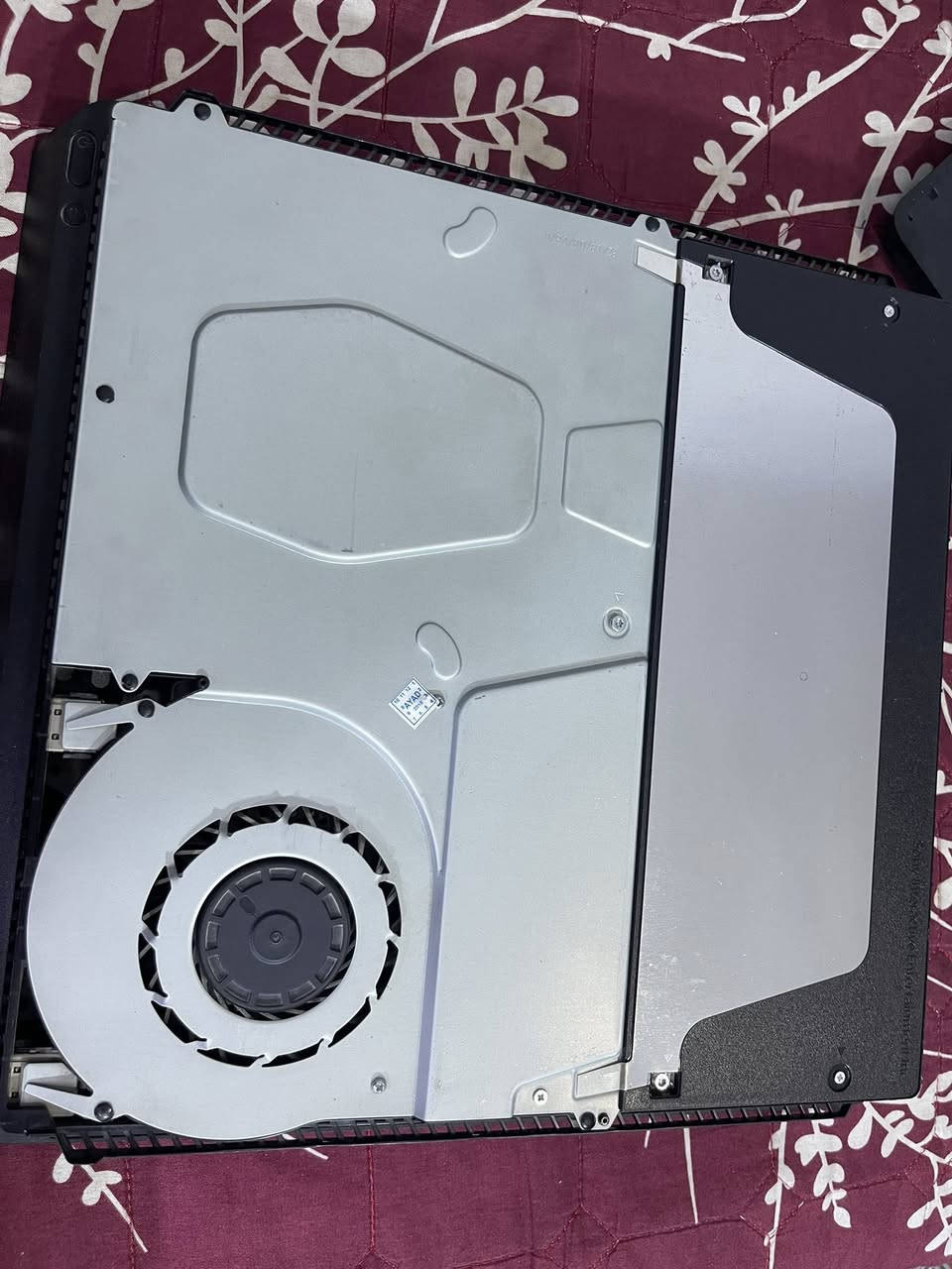 سلام عليكم بلي 4 سلم مهكر ممفتوح بدون تصليح لوك ستيكر كُلش جديد ونظيف وكُل ملحقاته موجودة واير مال طاقة والـ HDMI وشاحنة مال يدة وياه يدة وحدة وياه يو بي اس القدرة 850 اصلي و وياه 7 لعبات السعر 300 ألف عنوان بغداد الرقم ***********
