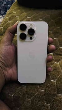 ايفون 16 برو ذاكرة 128 ضمان IPM بطارية 95 عدد دورات الشحن 230 لون صحرا...