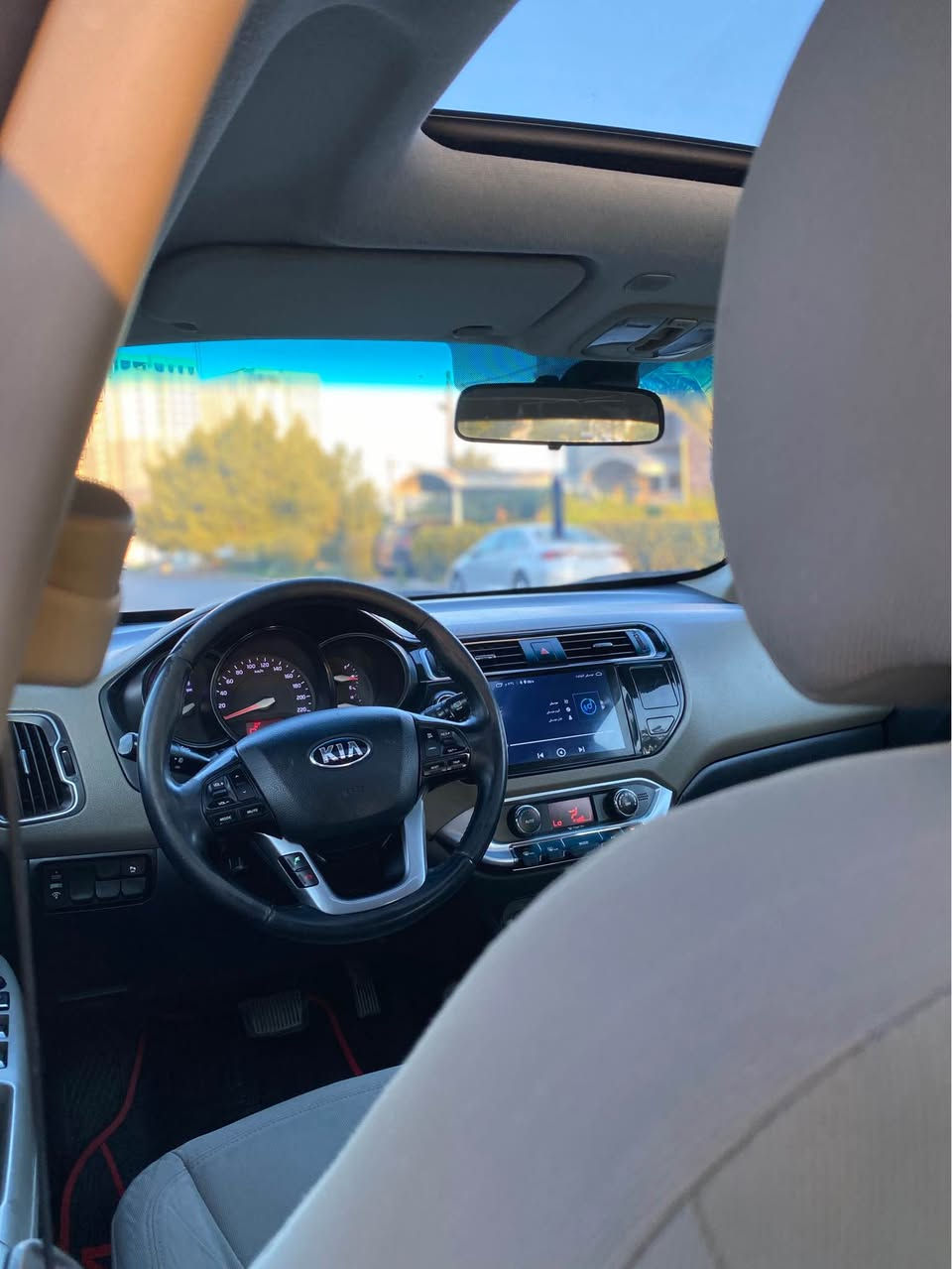 السلام عليكم للبيع كيا ريو 2015 فول مواصفات 1/1 وارد خليجي استلام شركة مكفوله من الصبغ بيها بارد فقط بالجاملغات الامامية مواصفات ( فتحة سقف - بصمة تشغيل و ابواب - مري شفط - شاشة جبيرة + حساسات + بلوتوث - ويل كب حجم ١٧ - تحكمات سترين جهتين + نضام ايكو - محرك 1.6 دووش - اشاير بالمري - تبريد بيانو ) وباقي المواصفات المعروفة 
رقم بغداد ب اسمي سنوية وارقام وهزة كلهن جدد 

محرك وكير مكفولات صدر وتخم تاير وتبريد كلهن جدد 

السيارة جاهزة وبدون اي نقص 

السعر 98 ورقة وبيها مجال 

للاتصال *********** بغداد, العراق

