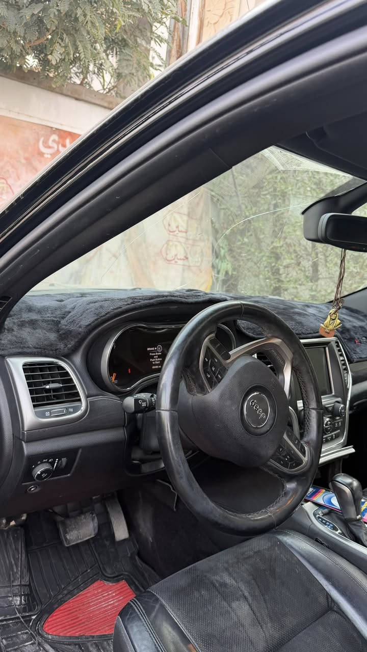 السلام عليكم جيب 2018 
ماشيه 68 الف 
حادثها صندوك مبدل نفس اللون وهنا صار بيها طخة بالجاملغ الخلفي 
مكان السياره بلديات 
***********
موجود واتساب
