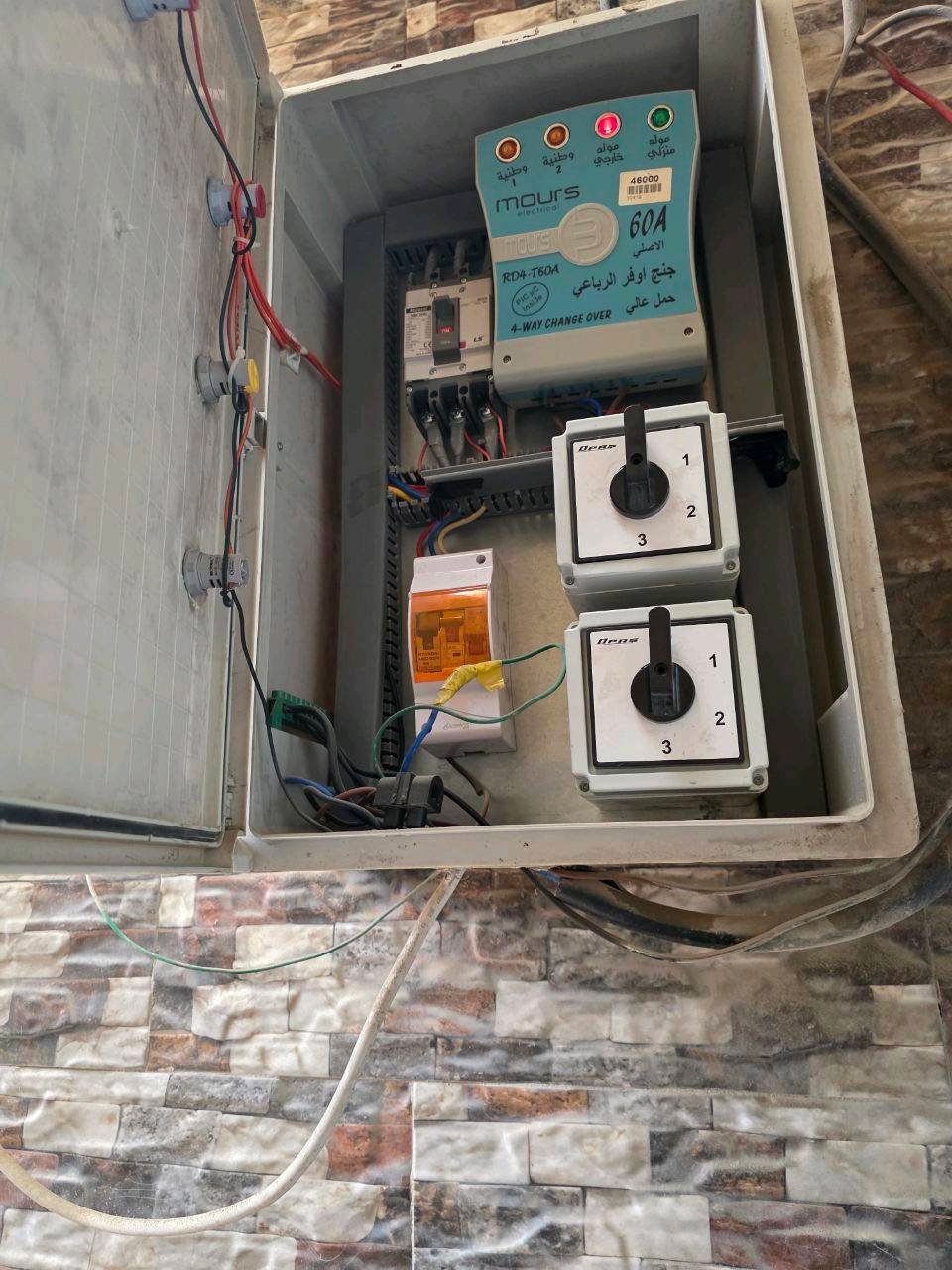 منزل للبيع في الشرطة الخامسة زراعي طابو ٢٥ بصف بيوت الطابو - بناء حديث  منزل بمواصفات ممتازة، نظيف جداً وجاهز للسكن الفوري.
​التفاصيل:
​المساحة: 100 متر مربع.
​الواجهة والنزال: واجهة 5 أمتار ونزال 20 متر.
​التصميم: يحتوي على استقبال، ممر، مدخلين، مطبخ، وصالة.
​الغرف: غرفة نوم واحدة مساحتها 5x5 أمتار (بعرض البيت).
​المرافق: حمام داخلي وآخر خارجي، بالإضافة إلى منور.
​التشطيبات:
​المطبخ والدرج وصولاً للسقف سيراميك بالكامل.
​البيت بصبغ جديد وبناء عام 2021.
​نظافة فائقة، لا يوجد رطوبة أو كاشي متقشر، ولا أي نقص.
​السطح معزول بالايزوكام.
​الخدمات: كهرباء 3 فيز مع ميزانية خارجية مرتبة وسلكترات بيها وميزانية أخرى في المنور ايضا ثري فيز، وكافة الخدمات كاملة (مجاري وغيرها).
​الموقع: الشرطة الخامسة، قرب حسينيه السيدة رقيه.
​السعر: ٩٠ مليون دينار عراقي (قابل للتفاوض).
للاستفسار الاتصال على الرقم 
***********