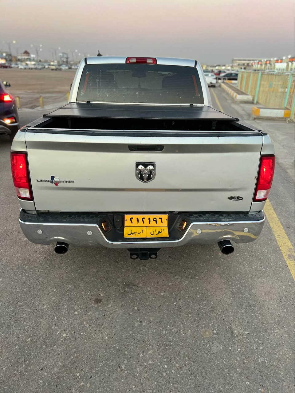 السلام عليكم دودوج رام رقم اربيل صارلها سنه انتهت 2016 كلاسك باب طويل بدي قصير الفئه المرغوبه السياره فول مواصفات عدا الفتحه 
السياره حادثها بجم خفيف واصل للعرضانيه بيها صبغ فقط صفحه السايق مكينه 8 (5.7) هيمي مكينه كير تبريد حداديه تخم تاير السياره جاهزه  مكانها بالبصره 
رقم الهاتف 
(***********) البصرة, العراق
