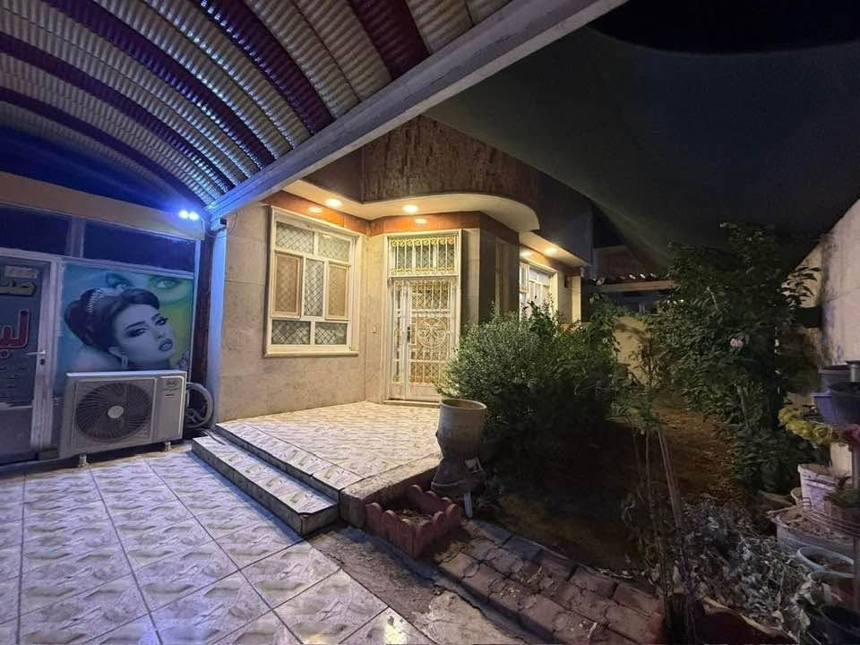 #دار_سكن_للبيع_داخل_مجمع_ارض_بابل_الطابق_الواحد 

الدار حر غير مطلوب مداور مباشر بأسم المشتري 

دار سكن طابو صرف مساحه 260 متر طابق واحد 

بناء حديث غرفتين نوم هول مطبخ استقبال مجمعات صحيه 

كراج سياره حديقه مناور داير البيت شوارع أرصفه أناره شبكة مجاري 

مياه امطار _ منظومه أمنيه (سكيورتي) _ بوابة دخول وحده 

مدارس _____________________

كل هذا وين مجمع ارض بابل السكني 

الكائن ابو غرق حي الحسين 

الأستفسار الأتصال 
***********

‭***********‬

#الدار_المعموره_للعقار 
الواقع ابو غرق حي الحسين بدايه شارع البنزين خانه 

ملاحظة// من لديه عقار ويرغب بالبيع مراسلت الصفحة او الاتصال ولدينا عروض تناسب الجميع
