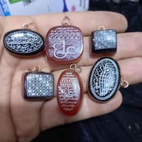 🔴⚫️🟡🔅كلايد حجر العقيق الأصلي بيهن مخطوطات وبيهن مطلسمات مدالياتهن نحاس...