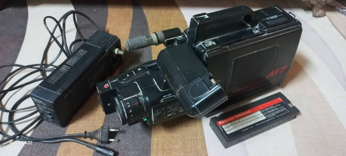 كامرة نشنل موديل قديم به عطل مع جهاز وبطاريه وتساب ***********
