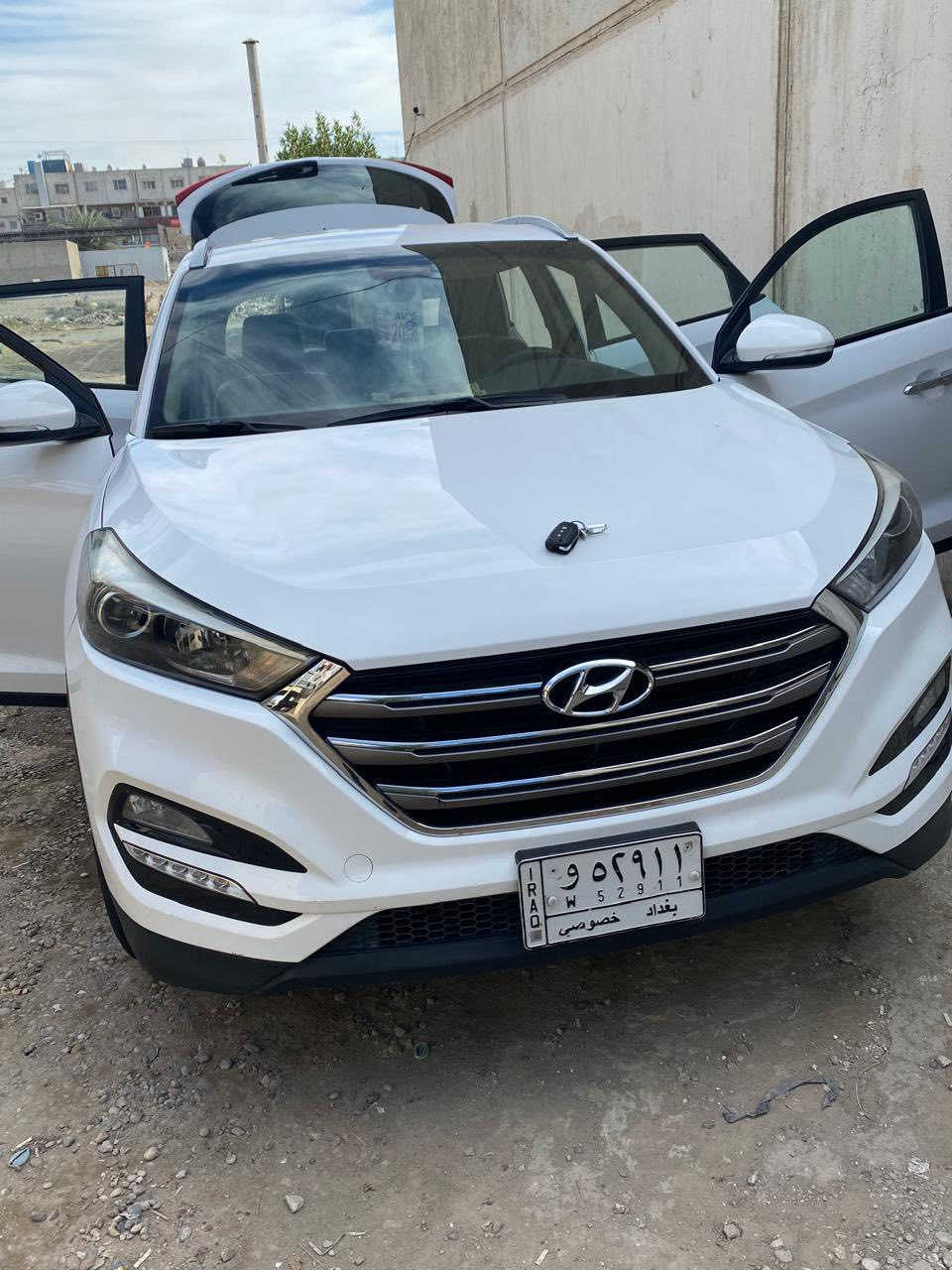 سيارة توسان خليجي 2017 ماشية 145الف
بيها ضربة جاملغ الأيسر خلفي غير مصلح
و طخة جاملغ الأيمن الخلفي غير مصلح
شبرين بارد جاملغ الأيمن الأمامي + شخط بسيط بنيد 
كمبريسر عاطل
مكان السيارة بغداد 
سعر 160و بيها مجال 
رقم صاحب السيارة:***********
