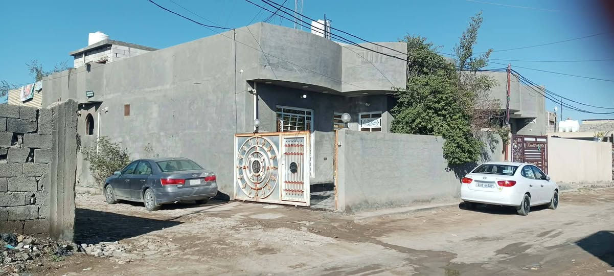 سلام عليكم بيت للبيع على طريق المطار ركن على شارعين عرض الشارع 10متر
يبعد عن المحلات التقاطع 50متر  البيت 150متر مساحته يحتوي على برج انترنيت يعني اشتراكك بلنت مده الحياه مجاني يحتوي بي غرفتين نوم وستقبال وصاله ومطبخ يعني البت كامل من كلشي  السعر والاستفسار واتساب ***********
