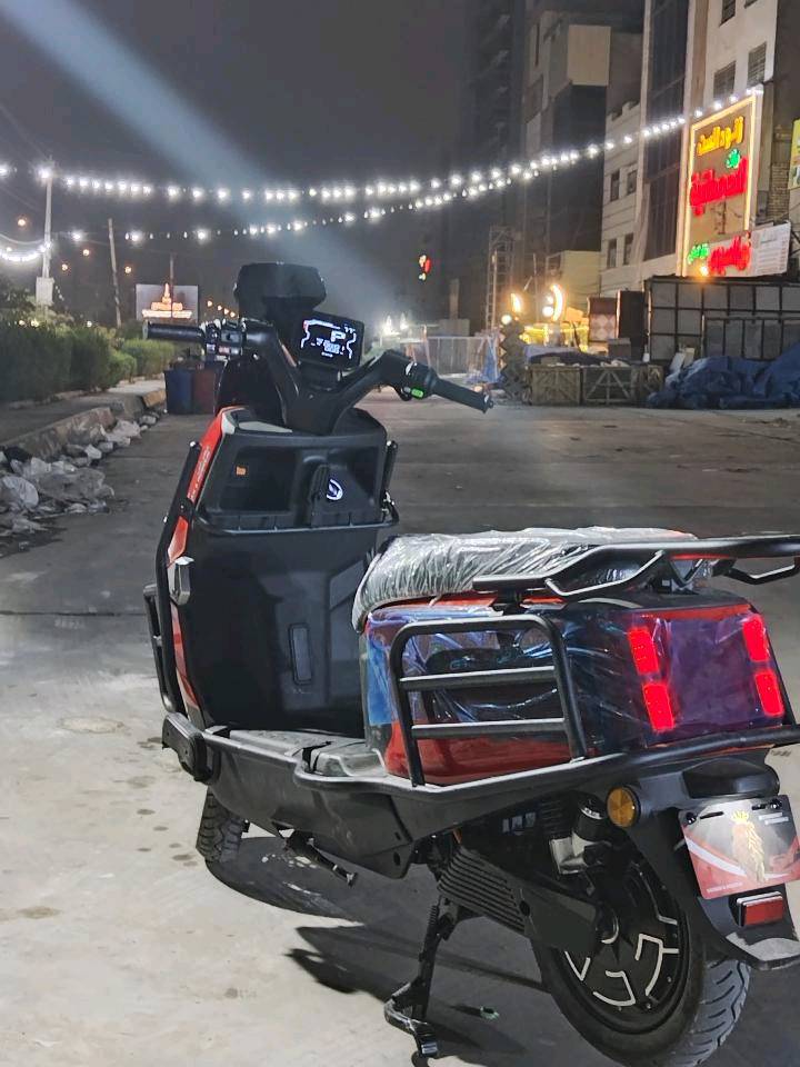 السلام عليكم دراجه الصاعقه  شحن 2026مستخدمه 5 ايام بطاريتها ليثيوم ماشيه بس 150 كيلو العنوان بغداد جكوك قرب البوابه مال الكاظميه السعر بمليون و100 وبيها مجال