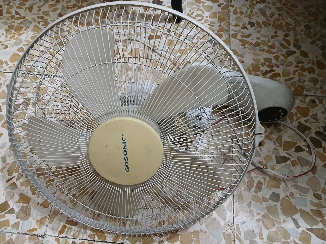 أوتي ملابس جديد ب١٠ 
كرسي جديد للاطفال ب ١٥
طابورية ميز تواليت جديده ب١٠ 
بنكه جداريه نوعية جيدة ب١٥
