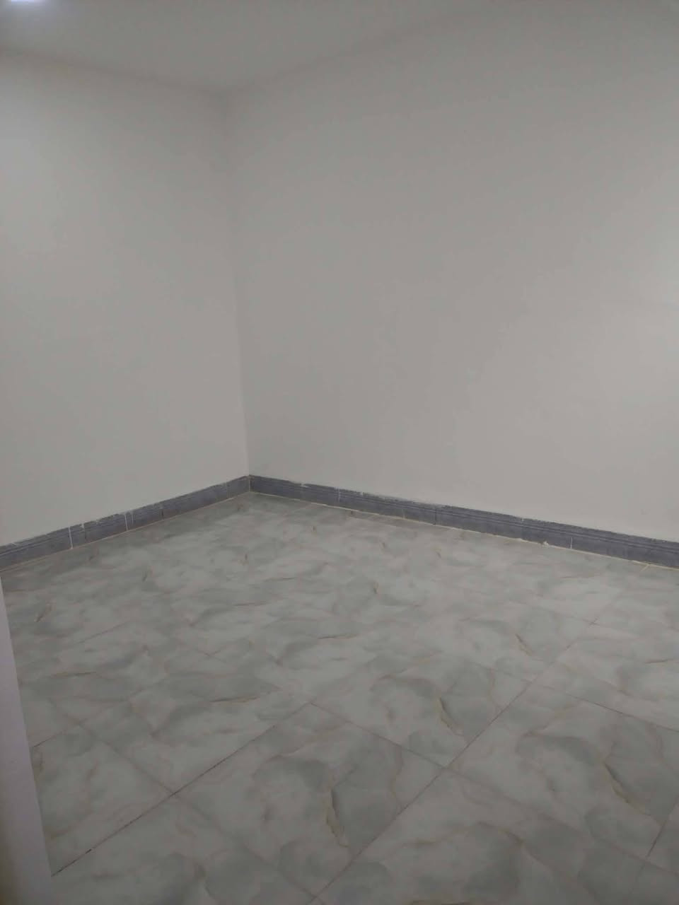 ياالله بيت للبيع 250متر بناء جديد صب كونكريت 

موقع البيت شارع المطار قرب شارع حاتم الخير 

يتكون من غرفتين وصاله وستقبال ومطبخ وصحيات داخليه وخارجيه وحديقه 
السعر 70وبي مجال 

البيت الساس صب كونكريت مسلح وسقف عكاده بناء بلوك 

عنوان المكتب ركن شارع حاتم الخير الغريري للوصاطه العقاريه 
الرقم ***********
