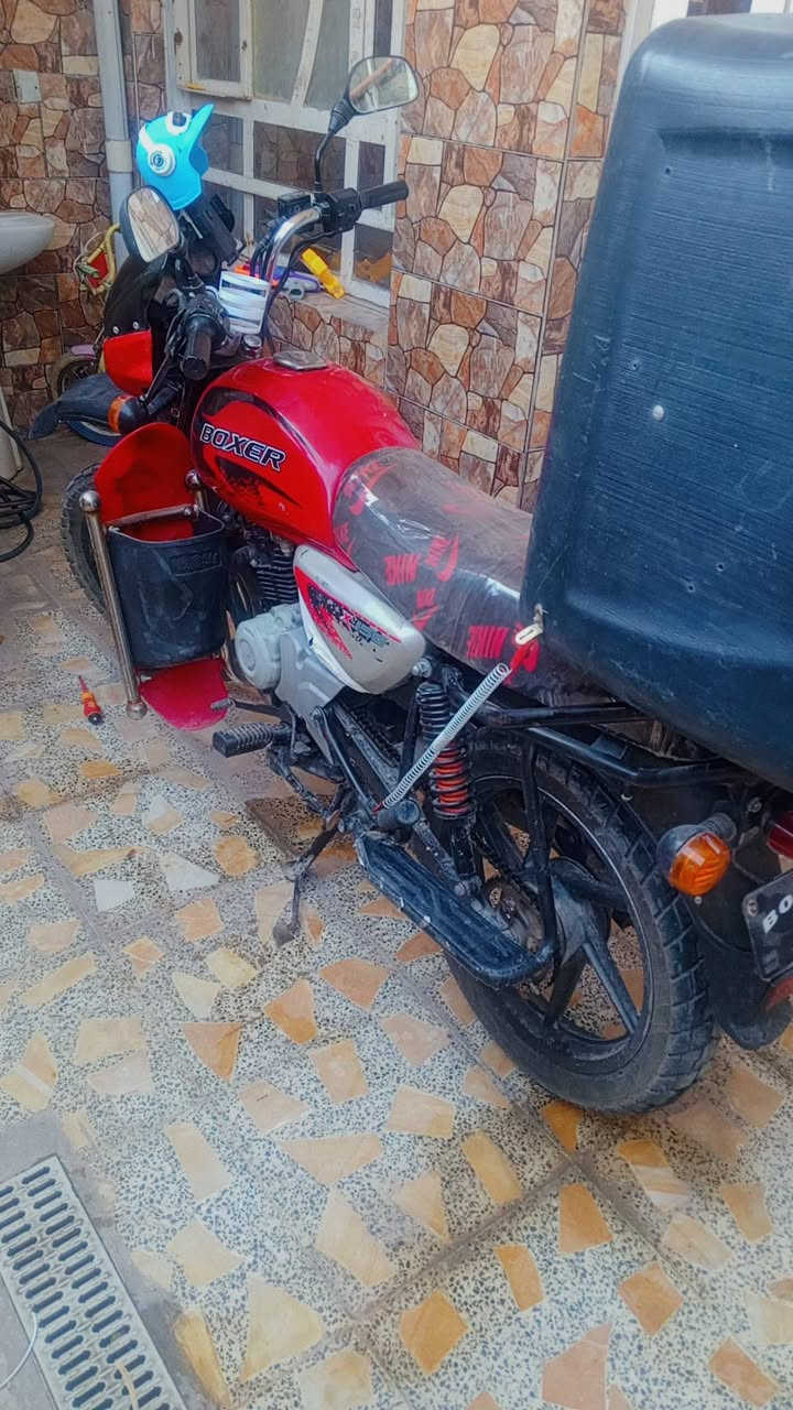 السلام عليكم 
بوكسر مديل 2021 مكمركة واوراقها كاملة جاهزة للترقيم دراجة خير من اللة بس يحتاجلها شوي ترتيبات عنواني بغداد جديدة الامين الثانية سعر 1 مليون 
رقم ***********
