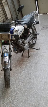 للبيع ايرانيه سيفان 5 كير شغاله سعرها 240 مكان بغداد بلديات التاير الخ...