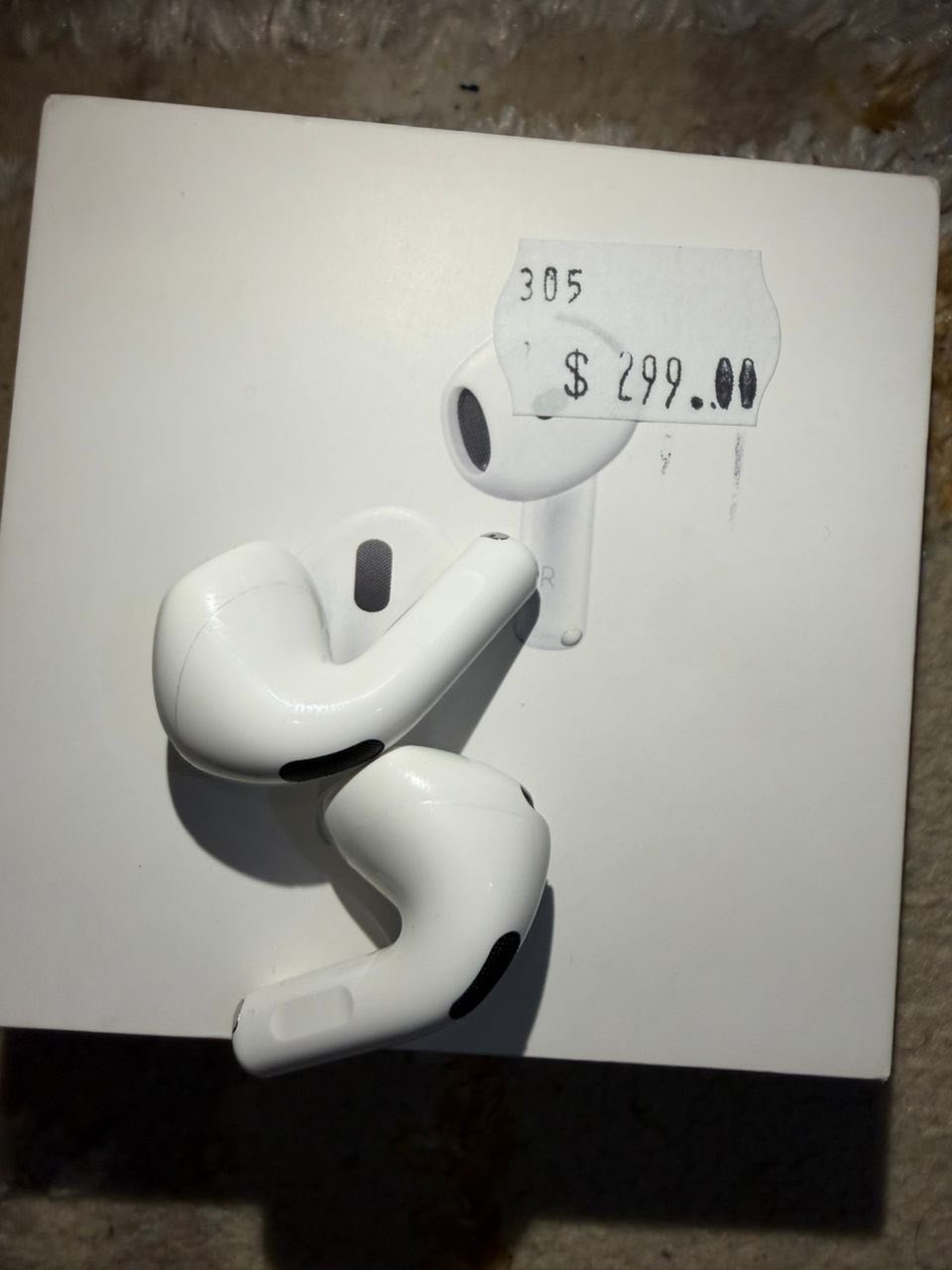 هاي AirPods الجيل الرابع (AirPods 4)
وبالضبط نسخة Active Noise Cancellation (عزل ضوضاء).

الدليل:
 • مكتوب: AirPods 4 with Active Noise Cancellation
 • يعني مو AirPods 3 ولا Pro، هذا جيل رابع نا
جديد.
مجرد مفتوحه من الكارتون خلي سعرك اذا عجبني اني ادخلك خاص لا تراسلني خلي سعرك بتعليق والله وياك


**إذا كنت صاحب هذا الإعلان وتريد حذفه لأي سبب، رجاءا أرسل رسالة إلى الدعم الفني**