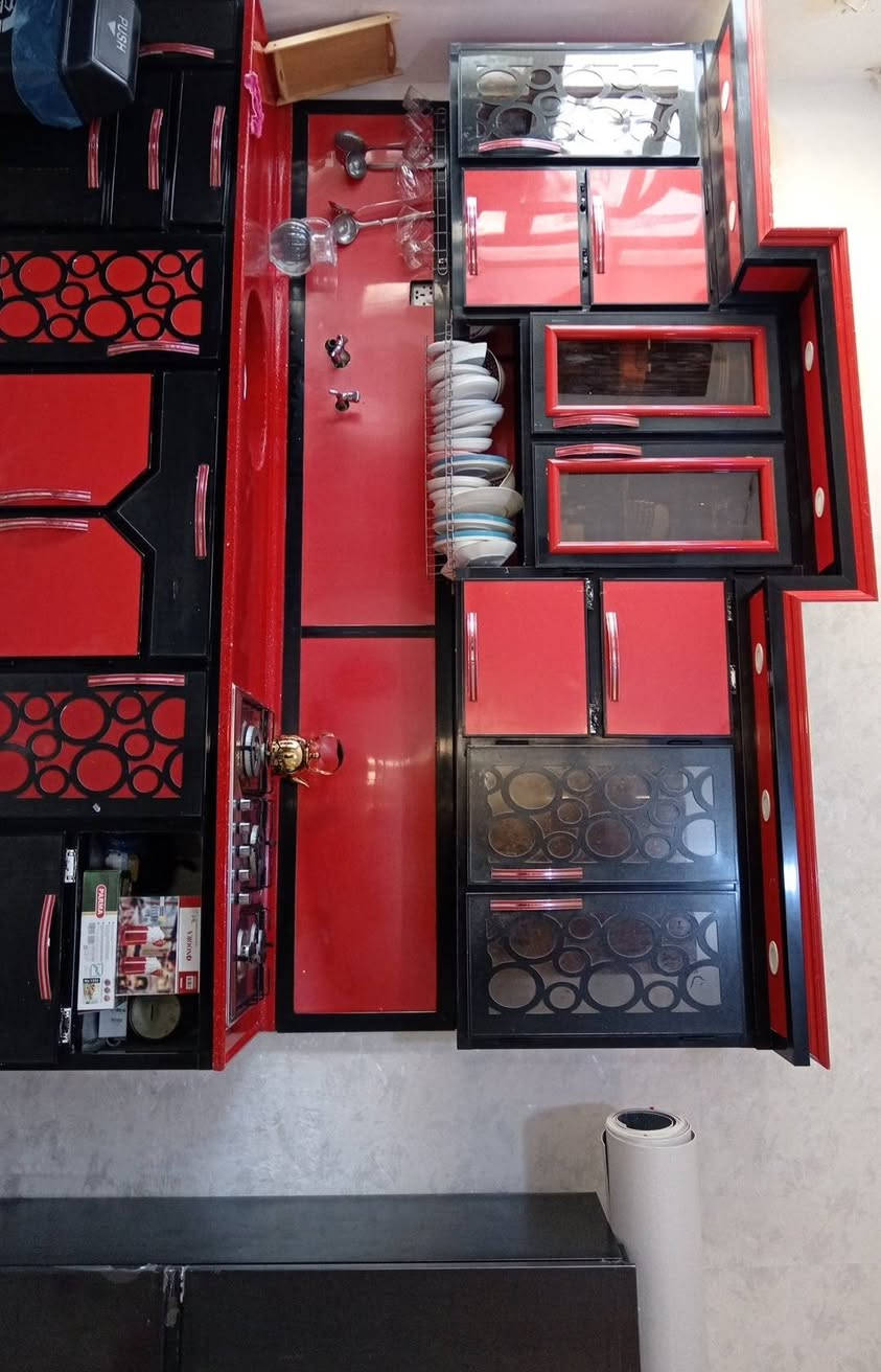 كاونتر تزكام مبطن من الداخل نضيف كلش مابي شي فقط هاي كسر بلباب الارضي امامكم واضح القياس ٣متر ب٣متر الي يريده يتصل هذا الرقم  **********************
