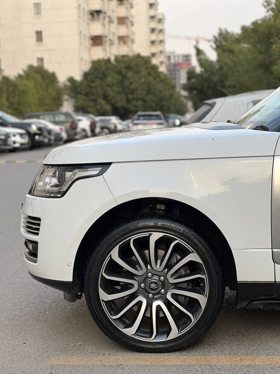 السلام عليكم ورحمة الله 💐
Range Rover Autobiography 
خليجي وكالة شركة سردار 
فول مواصفات vip معروفة مواصفات 
بعض المواصفات للتوضيح 
——————————————————
- موديل 2014 voge
- ⁠مكينة ٨ سلندر سوبرجارج 🚀
- ⁠كشنات vip منفصل 
- ⁠كشنات امامي خلفي تبريد تدفئة 
- ⁠جميع الكشنات مساج + كهرباء 😎
- ⁠حساسات ورادارات ٣٦٠ درجة 
- ⁠جكات تصعد تنزل + مودات قياده 
- ⁠ابواب شفط + دوسات كهرباء 
- ⁠بانوراما + بصمات + جنطه شفط 
——————————————————
شباب السيارة بيها مواصفات متنعد اعلى مواصفات بالرانج بالعافية ع الياخذها 
معلومة السيارة بدون حادث او صبغ او ضرر مكفولة كفالة عامه عدا رصعه حافه البنيد pdr ( مكينة + كير ) مكفول من الفتح والبخار والتنقيص 
مكينة مبدلة بالشركة قبل ٤ سنوات بالكارتون ، السيارة جاهزة وبالعافية ع الياخذها 
ماشيه ١٣٠ الف كيلو حقيقي 
كل التفاصيل موضحة والي يحب بعد تفاصيل يتصل بية ويدلل 

مكان السيارة بغداد - حي الجامعة 
السعر.    305$ وبيها مجال 💵
للاستفسار.    *********** ☎️
