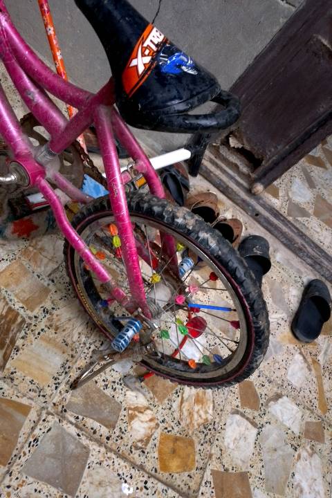 بايسكل أطفال لون وردي بحالة جيدة. يتميز بتصميم جذاب وعجلات متعددة الألوان مع زخرفات. مقعد مريح وعامود قيادة مزود بلوحة رقمية لإضافة لمسة فريدة. مناسب للمغامرات اليومية واللعب في الحديقة.