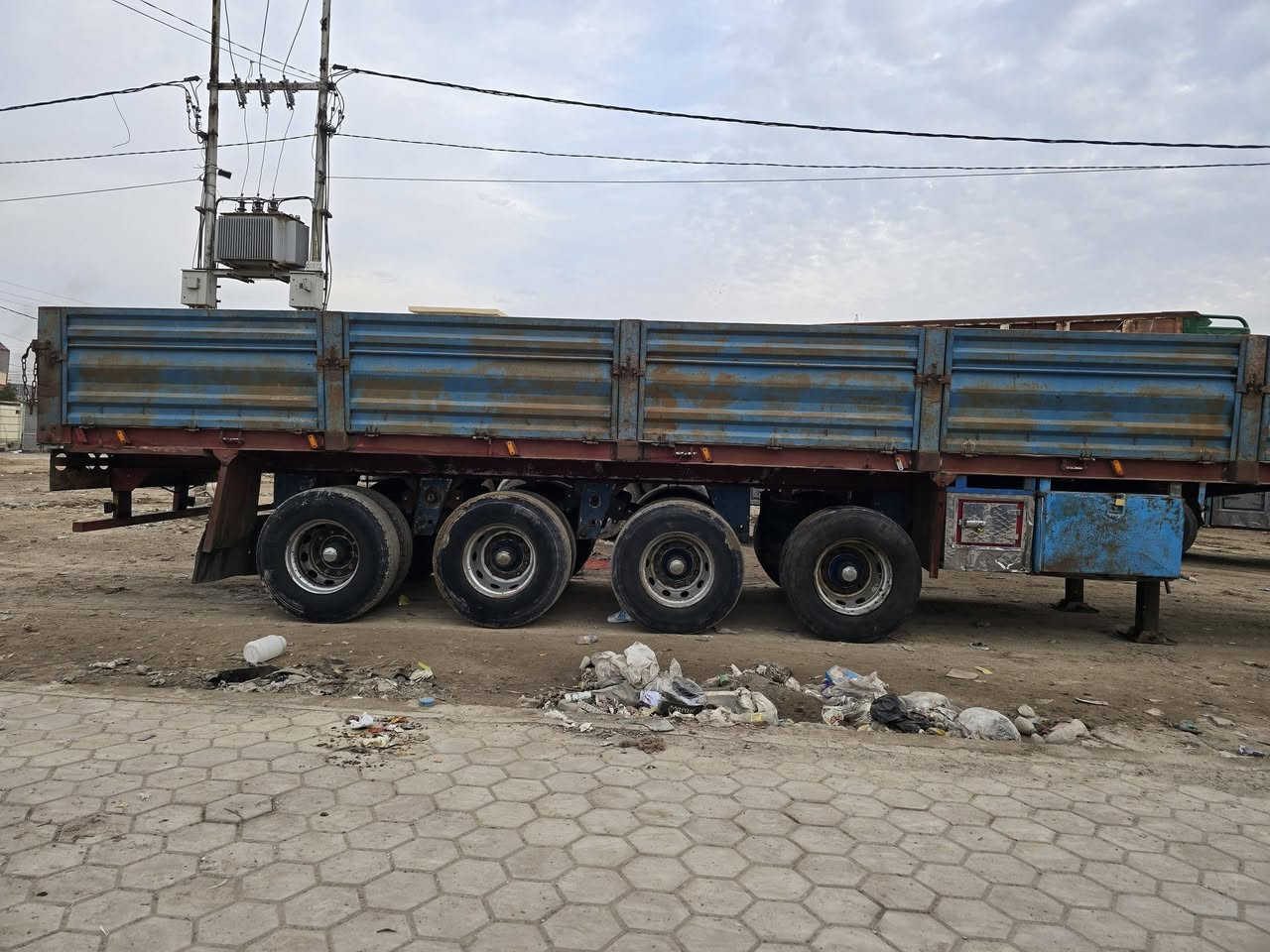 سلام عليكم عربانه للبيع ١٢ او ٦٠ نص اجناب ارتفاع ٩٥ شاصي ١٤ دناكير ١٤ صيني بنزات او بولبرنات جدد مطبخ او ثلاجه او صندوك  تايرات نظافه ٧٠ بل ميه لا فطر ولا كسر (السعر ١١٥ او بيها مجال )مكاني ديالئ بني سعد ***********٢
***********
