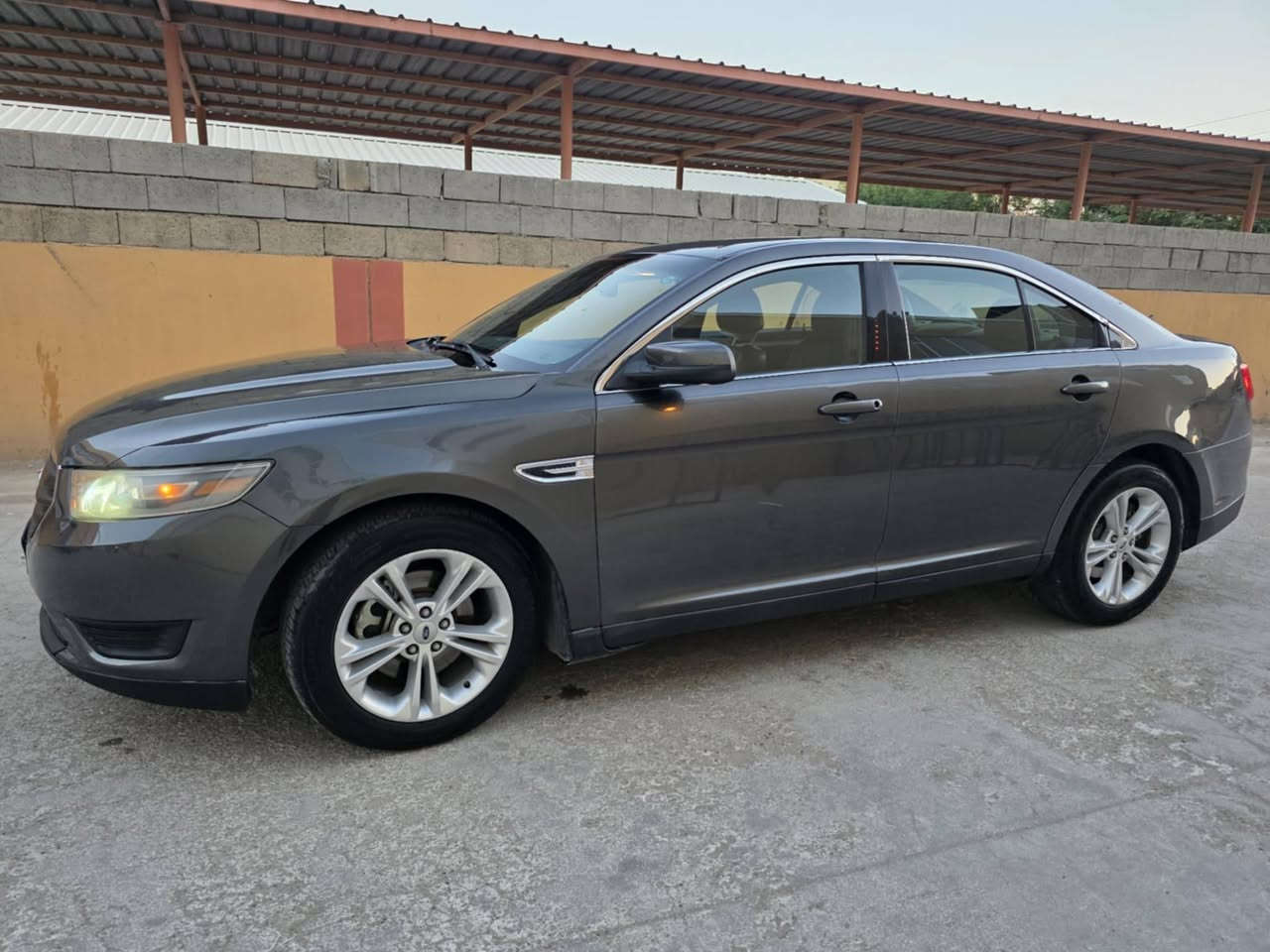 فورد تورس موديل 2018 لون نفطي 3 قطعة صبغ 57 الف ماشي رقم اربيل سنوية جديد باسمي سعر 112 ورقة مكان كلار ***********
