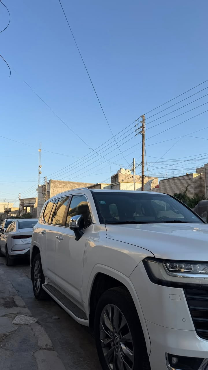 السلام عليكم
لاندكروز 2022 vxr sas تون توربو
 داخل احمر ومعروفة مواصفات Vxr 
السيارة ماشية 70 الف كيلو متر السيارة 
بحالة جداً ممتازة واستخدام شخصي 
داخل بغداد السيارة رقم بغداد مميز 
مكانها بغداد الدوره استفسار اكثر : ***********
