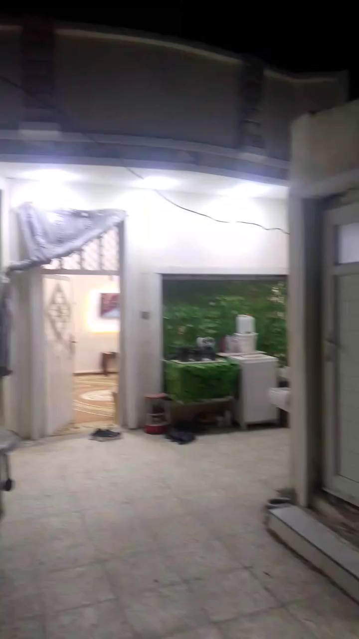 السلام عليكم بيت للبيع زعفرانيه زراعي الامانه يبعد عن شارع 40 100 متر 120 متر مساحهه بيت طابقين وغرفه وبيتونه طابق الثاني بيت كامل كاشي ارضيه للانتصال على هذا الرقم ***********
