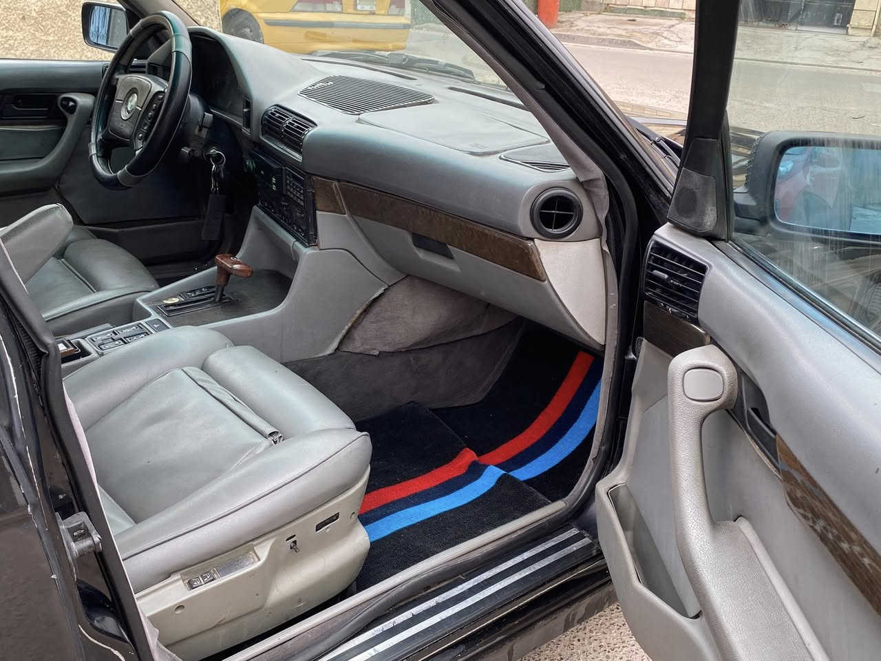 سلام عليكم للبيع بدون مراوس بدون اقساط
525 اصل تكمه وسنويه 
موديل 92 
كير اوتو بدون حادث قوي 
كهربائيات كلها شغاله وع البلاد 
تبريد شغال وباد كلش 
كير ومحرك جدد 
فتحه سلايد طكتين 
رقم انكليزي جديد سنويه ل2030 هزه جديده
داخل جلد ام كهرباء صاج اسود ستيرن كهرباء جعمقه كهرباء سترين صاج
مري فصل تلفون دبل ايرباك دبل كمبيوتر 
فول مواصفات وترايها كلش حلو ومابيها نقص 
السعر 54 وبي مجال مكاني بغداد السيديه 
***********
