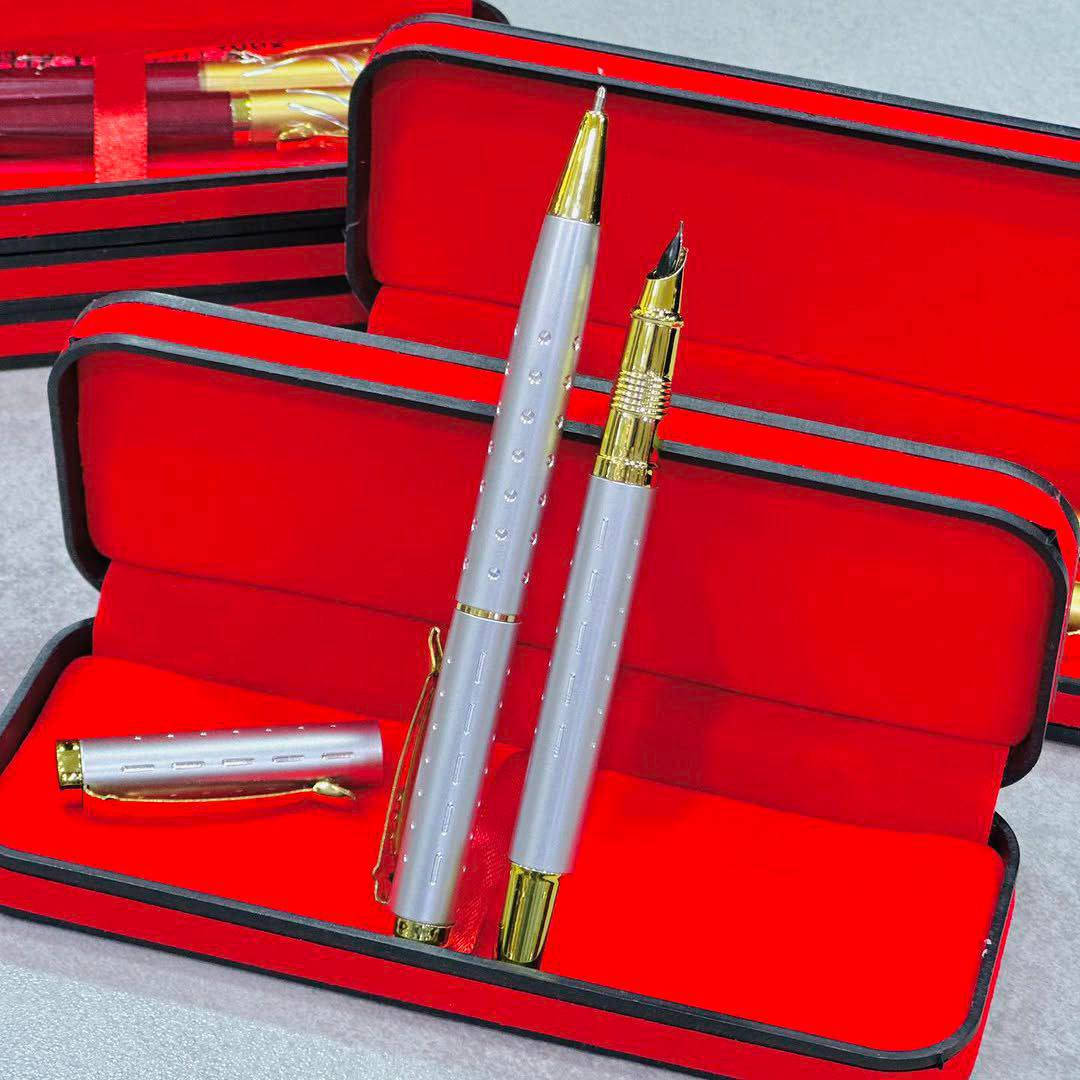 #هدايا_عيد_الطالب 

🖊️ قلم جاف فاخر بتصميم أنيق
🎀 علبة فخمة مبطنة من الداخل بلون أحمر راقٍ
💎 ترتيب مرتب ولمسة فخامة تليق بالمناسبات الرسمية
🎁 جاهز للتقديم مباشرة بدون أي تعب
مناسب لـ 👇
🎓 #عيد_الطالب الطالب
👨‍🏫 #عيد_المعلم
🏅 #التكريم 
🎉 المناسبات الخاصة

📍 العنوان: المثنى – الرميثة – كراج النجمي – مقابل إشارة المرور
📲 للتواصل: مراسلتنا على الخاص


**إذا كنت صاحب هذا الإعلان وتريد حذفه لأي سبب، رجاءا أرسل رسالة إلى الدعم الفني**