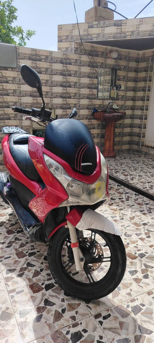 سلام عليكم ورحمة الله
 دراجه بي سي اكس للبيع الجيل الاول 
كاملة مكملة كل نقص مابيهة مكينة تخبل ناعمة ولا تنقيص ولاتبخير ولا نضوح دهن كل 20 يوم ابدله امزويل بانزين محسن كهرباياتة كلهن شغالات كيلو متر شغال طوافة بانزين شغاله كلشي شغال دراجه كلش حلوة وناعمه مكينة شلعته قوية شرط تشك الكاع نكرة سلف بكل وقت بريكات شغالات 
دراجه كلش حلوه وناعمه مال جناي تايراته نضيفات 
مكان الدراجه ديالى بعقوبه كاطون قرب مكتب بيروت
السعر مليون وخمسين وبيه مجال لطيبين 
 رقمي ***********
وبلعافية عل ياخذهة ❤
