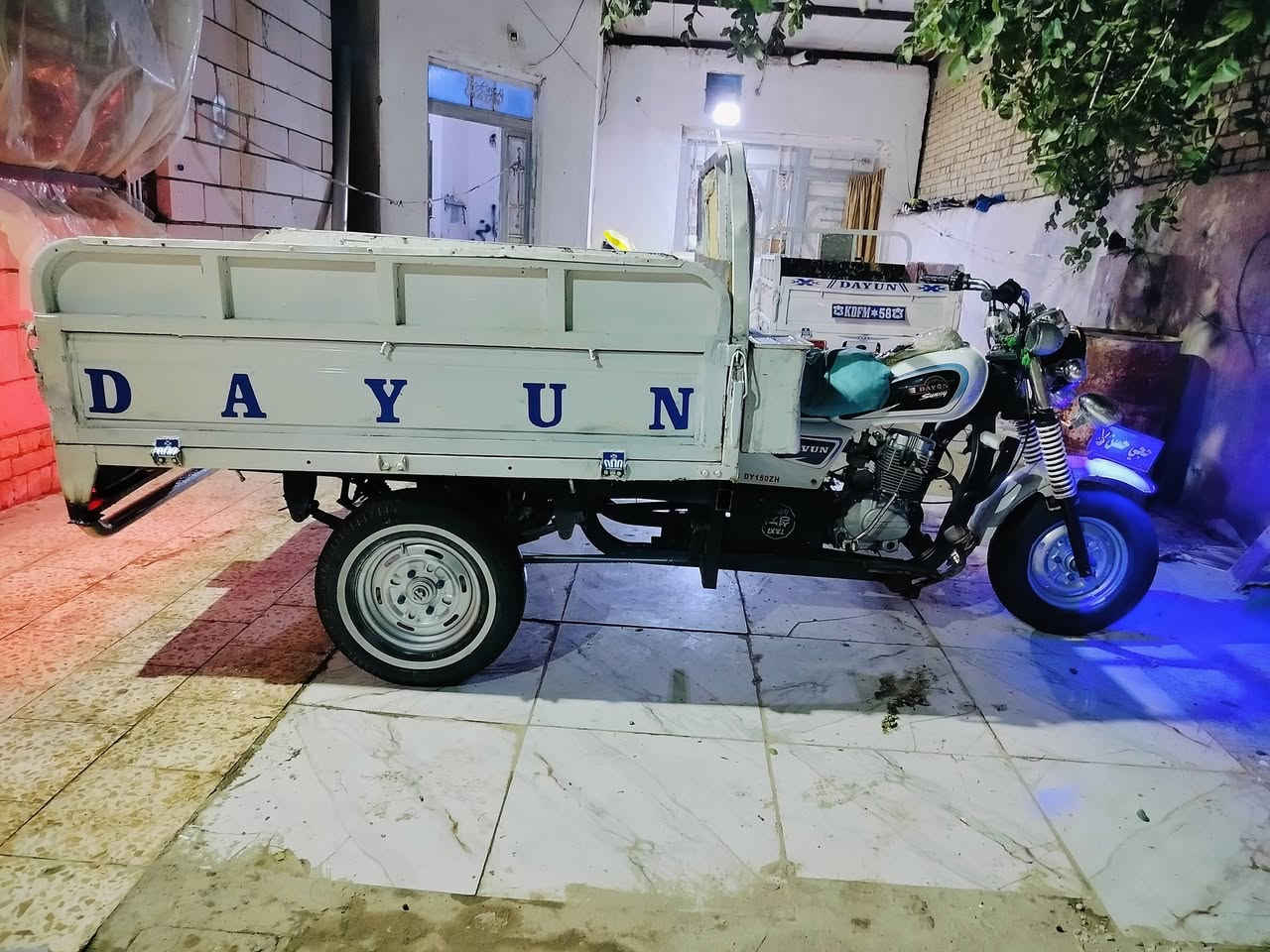 السلام عليكم ستوته للبيع مديل 17 اوراق اصولي محرك 24 مفتوح بستم كهربائيات سلف كله  شغاله جاهزه السعر مليون و 400 وبيه مجال للشراي مكاني شطره وهذه رقمي ***********
