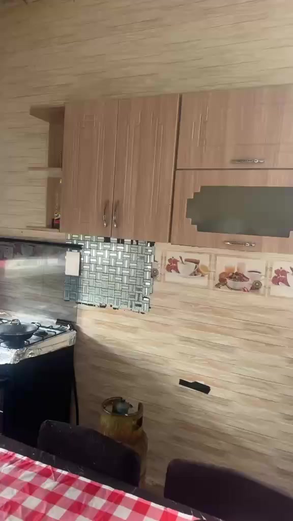 سلام عليكم عندي هذا الكاونتر نظيف وعندي ميز طعام وكاونتر فلات مستعجلة اريد ابيع الي يريد وشراي يدخلي خاص او ع هذا الرقم ***********
