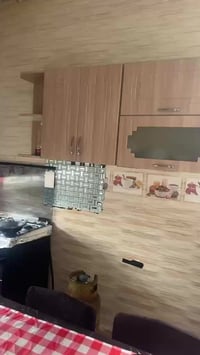 عندي هذا الكاونتر نظيف وعندي ميز طعام وكاونتر فلات مستعجلة اريد ابيع ا...