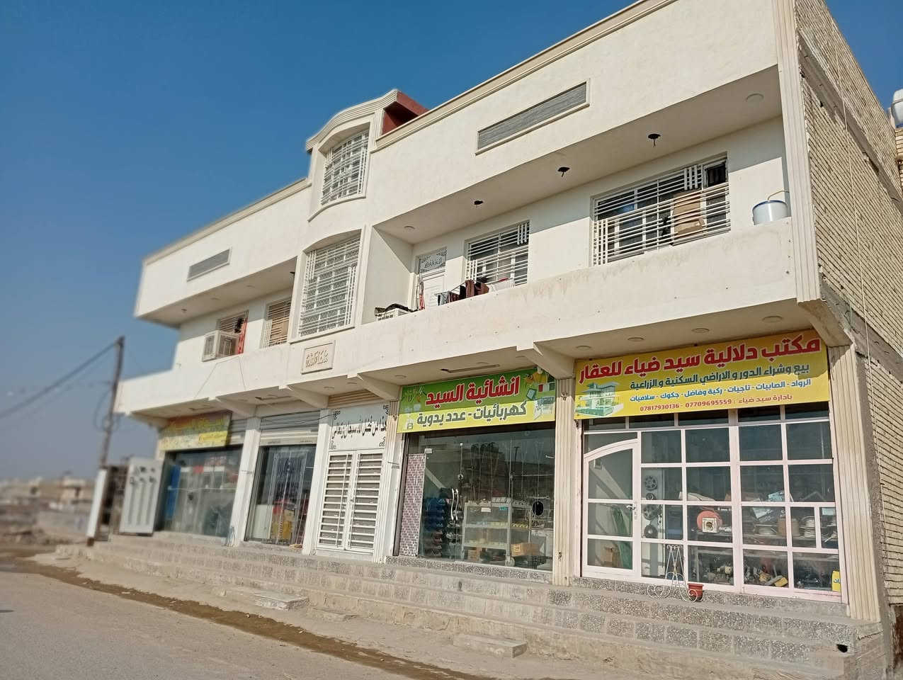 السلام عليكم ورحمة الله وبركاته
بناية للبيع المساحة 250م عنوانها الصابيات شارع الاعمده
تحتوي علئ شقق عدد ثنين مؤجرات كل شقة تحتوي على صالة ومطبخ وغرفه نوم وحمام مشترك 
ومحلات عدد 3 مشغولات من صاحب البناية
البيت يحتوي علئ استقبال وصاله ومطبخ+حولي مشترك
وغرفه نوم وصحيات عدد3 
الطابق الثاني يحتوي على غرف نوم 2 وحولي صغير
وغرفه مخزن وصحيات عدد1 
السعر 600 مليون قابل للتفاوض 
الاستفسار اكثر تواصل مع صاحب البناية 
***********
‏‪0781 793 0136‬‏
